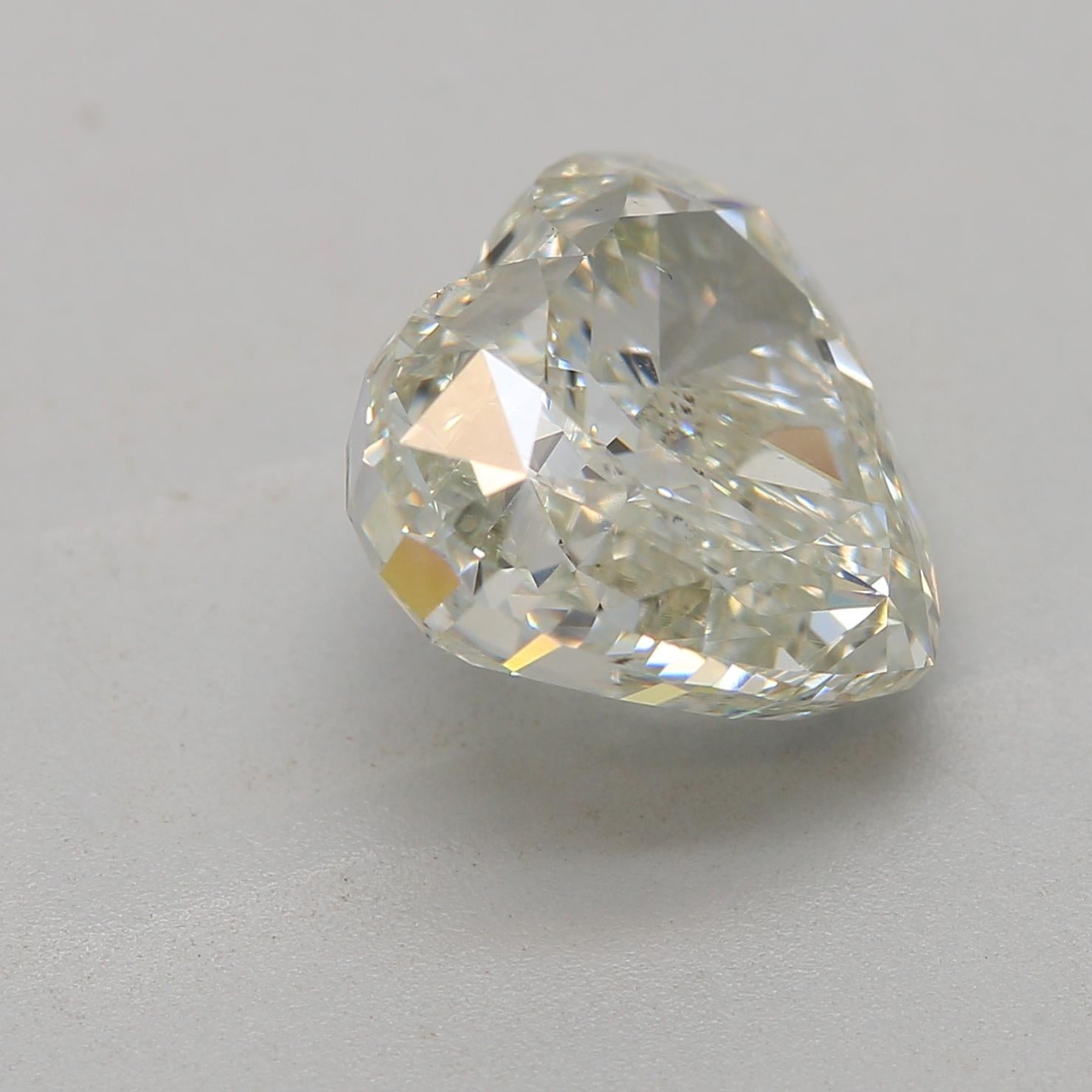 Diamant vert clair jaune de 3,02 carats de pureté SI2 certifié par le GIA Neuf - En vente à บางรัก, TH