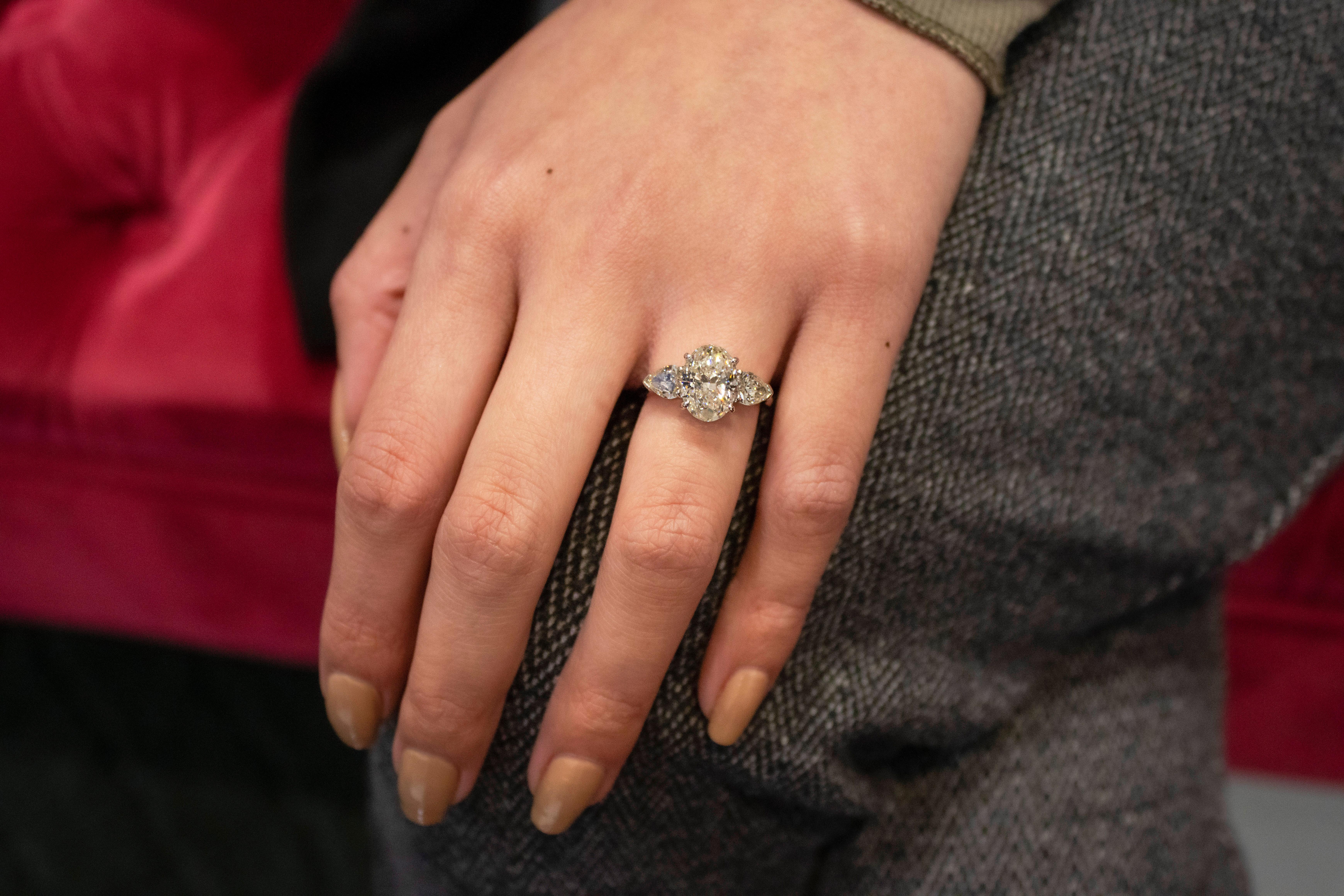 Verlobungsring mit drei Steinen, GIA-zertifizierter 3.02 Karat Diamant im Ovalschliff im Zustand „Neu“ im Angebot in New York, NY