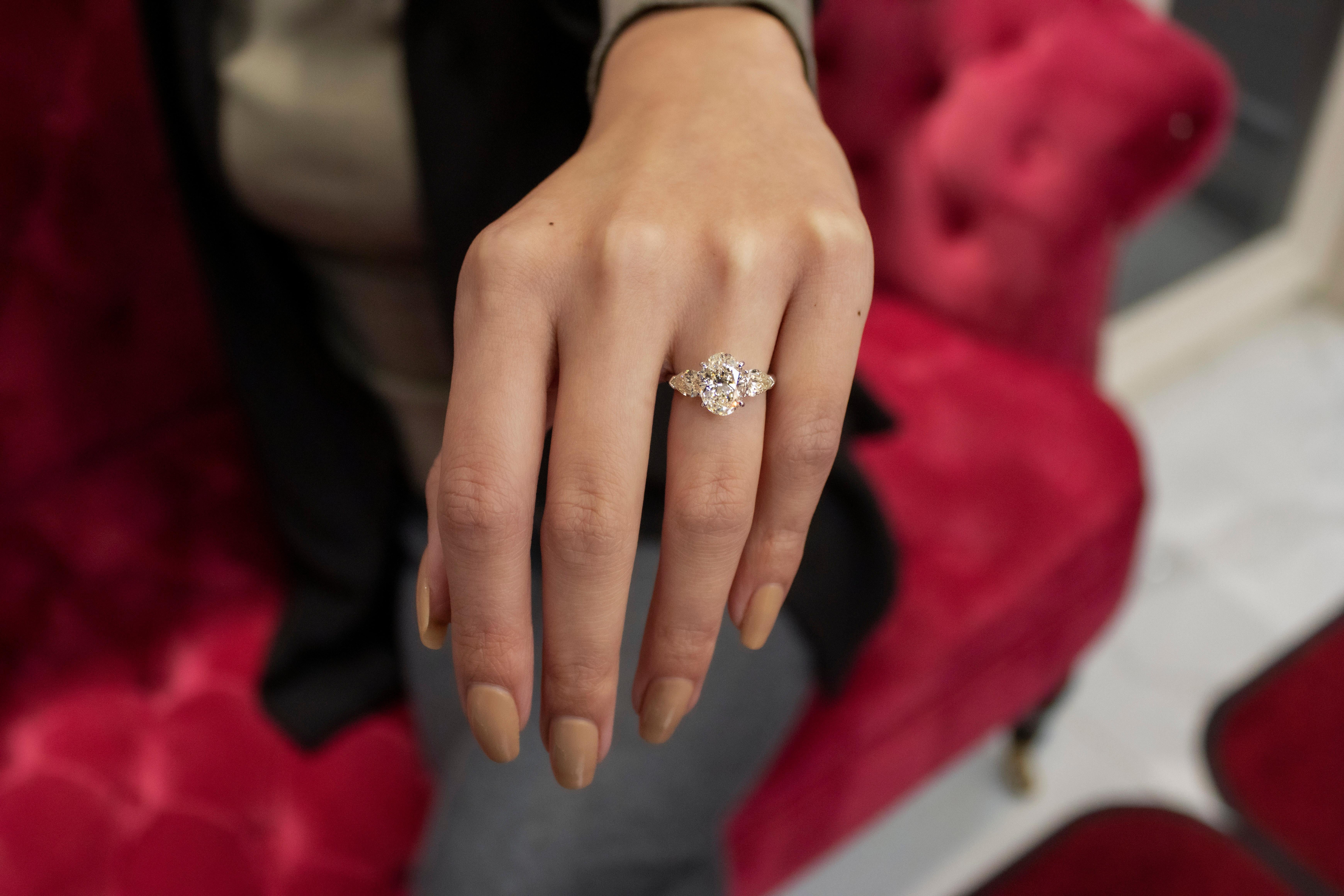 Verlobungsring mit drei Steinen, GIA-zertifizierter 3.02 Karat Diamant im Ovalschliff Damen im Angebot