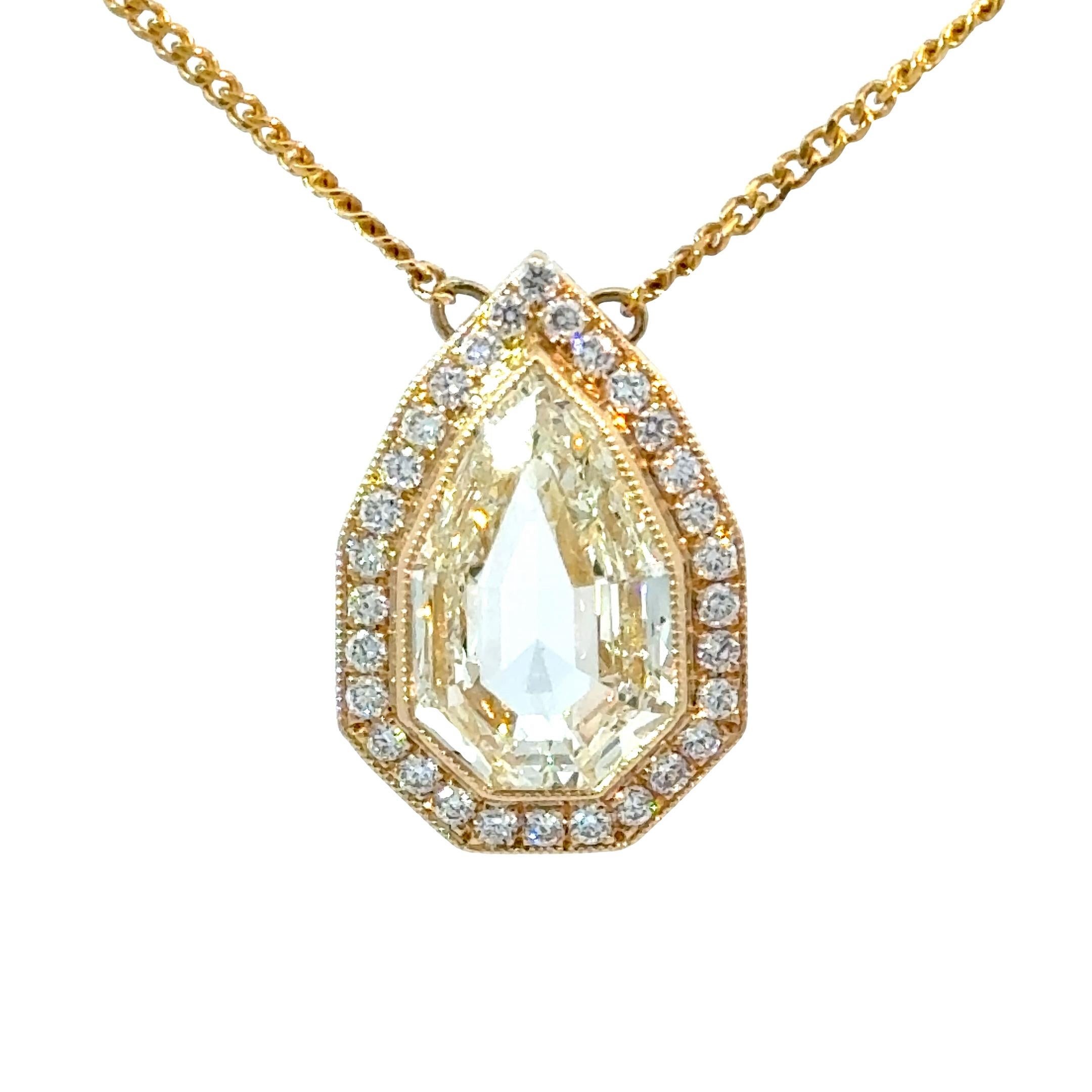 Un diamant moderne naturel certifié GIA Pear Step Cut avec une taille de style Art déco.
La pierre centrale pèse 3,02 carats. Couleur jaune clair avec une belle dimension de 13,03 x 7,97 mm.
Serti dans un pendentif en or jaune 18kt fait à la main