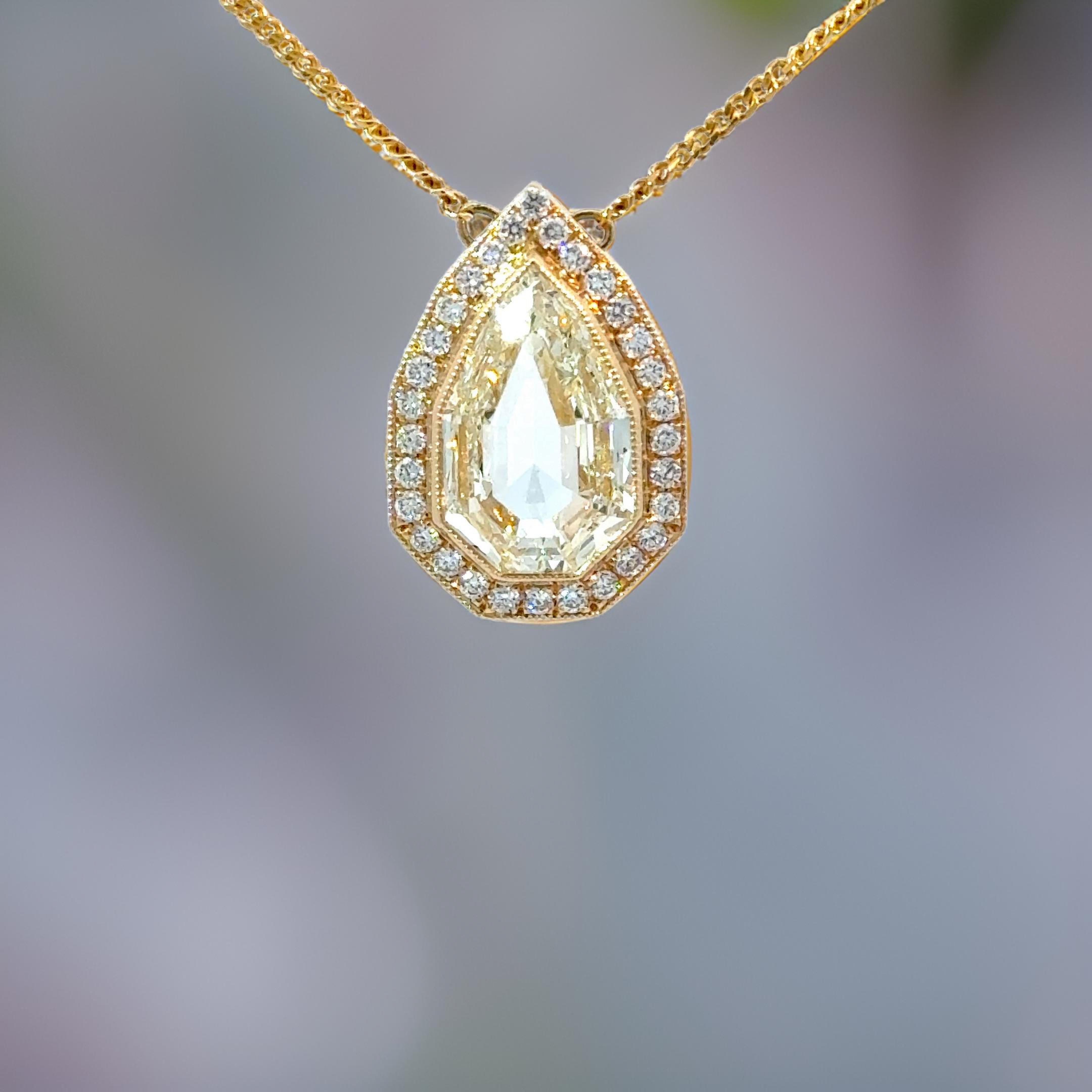 Pendentif de style Art déco avec diamant jaune clair taille poire de 3,02 carats certifié GIA Pour hommes en vente