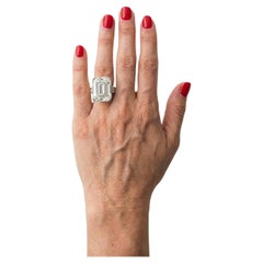 Anillo de diamantes talla esmeralda con certificado GIA de 30,25 quilates y baguette cónica