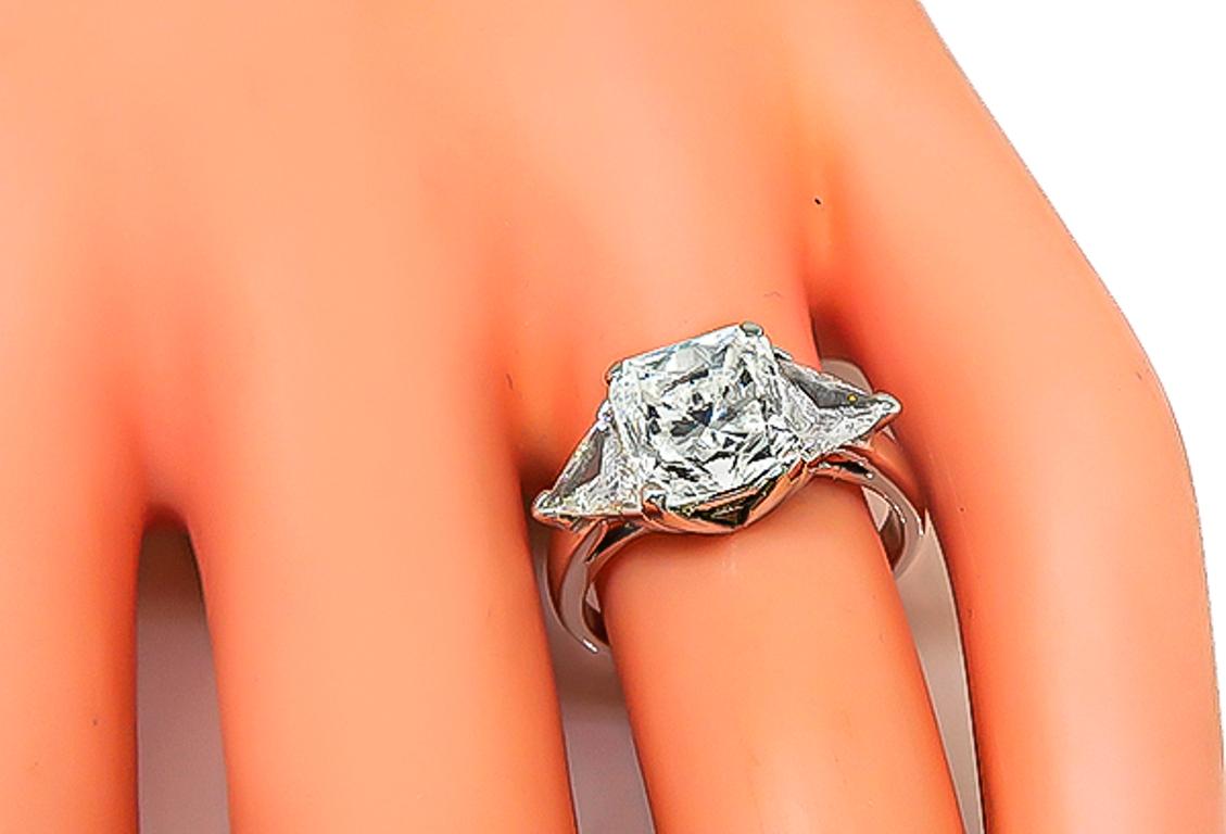 Diese elegante 14k Weißgold Ring ist mit einem funkelnden GIA zertifiziert strahlenden Diamanten, der 3,03ct wiegt zentriert. abgestuft J Farbe mit SI1 Klarheit. Der zentrale Diamant wird durch schillernde Diamanten im Trilliant-Schliff mit einem
