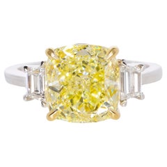 GIA-zertifizierter 3,03-Karat-Fancy-Yellow-Diamant (IF, Kissenform) – Dreistein-Ring