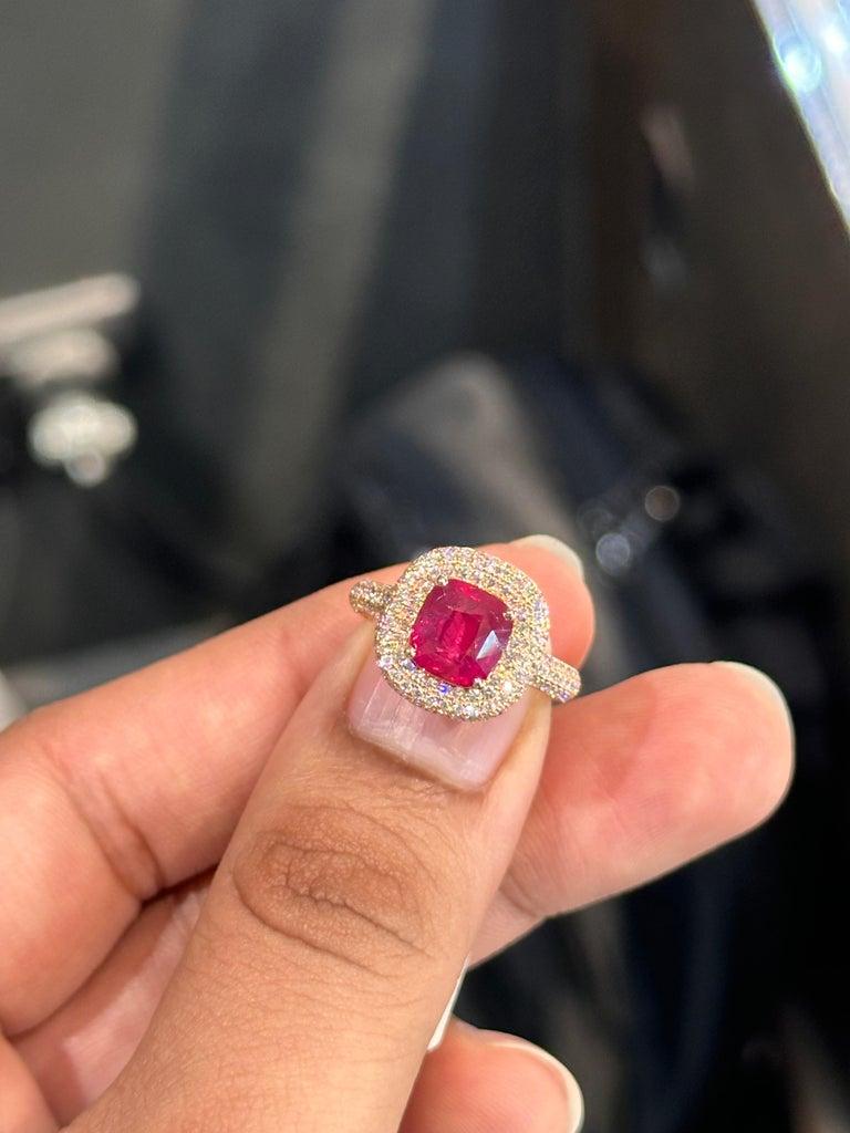 Questo magnifico anello mette in mostra un centro mozzafiato: un rubino da 3,03 carati, tagliato alla perfezione a forma di cuscino e che emana un'opulenta tonalità sangue di piccione. Stai tranquillo, questo affascinante gioiello non ha subito