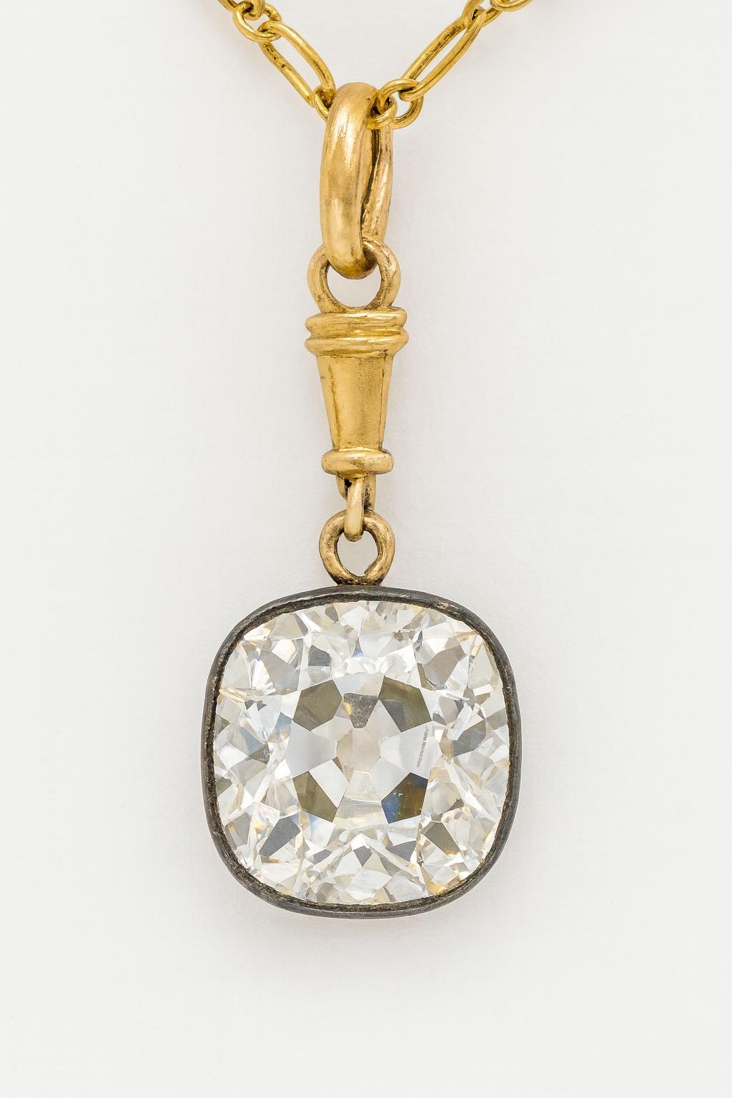 Questo squisito Jewell è caratterizzato da un diamante Brilliante Old Mine da 3,03 carati certificato GIA, una gemma a forma di cuscino senza tempo con un eccezionale fascino vintage. Classificata di colore J e purezza VS1, la pietra mostra una