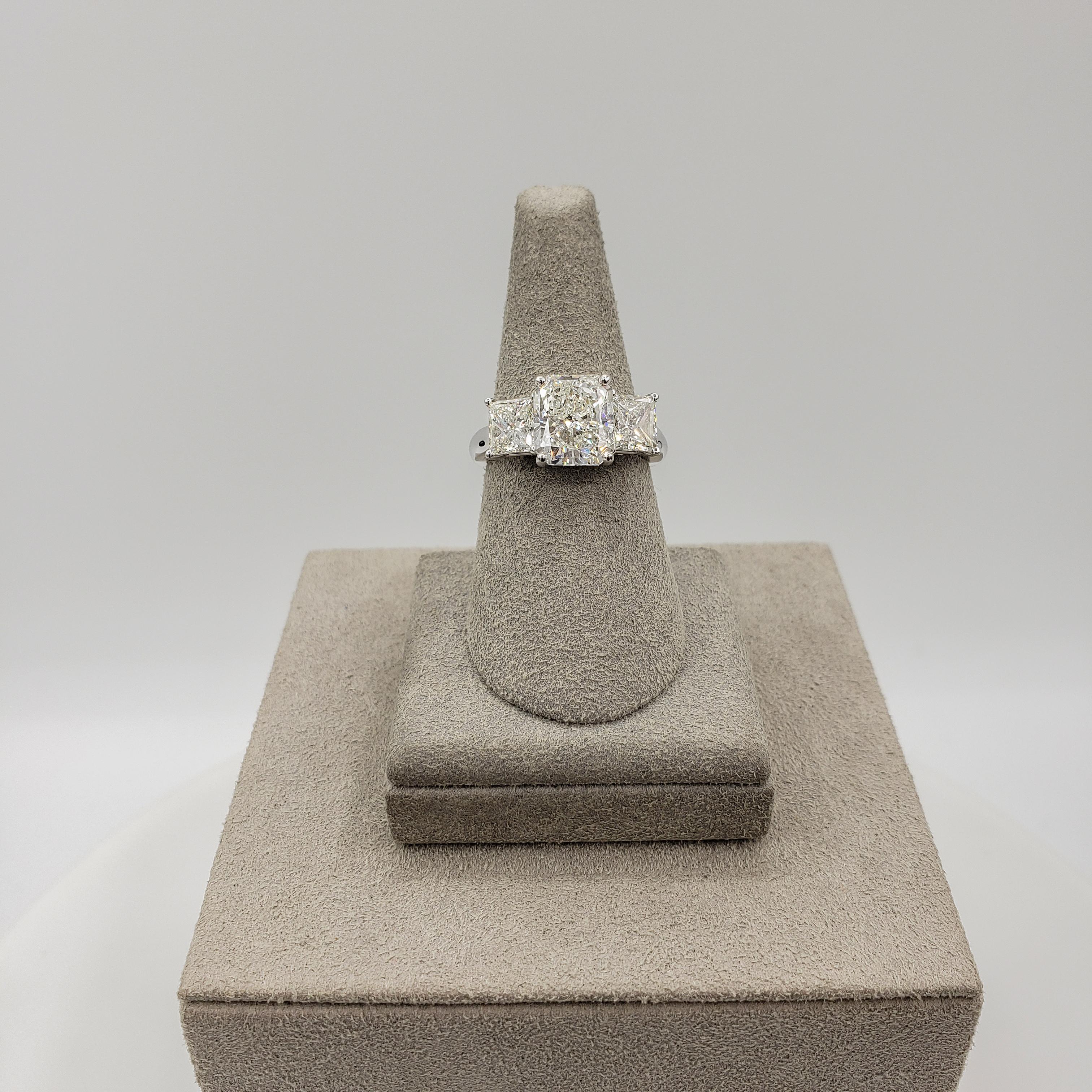 GIA-zertifizierter dreisteiniger Verlobungsring mit 3.03 Karat Diamant im Strahlenschliff im Zustand „Neu“ im Angebot in New York, NY