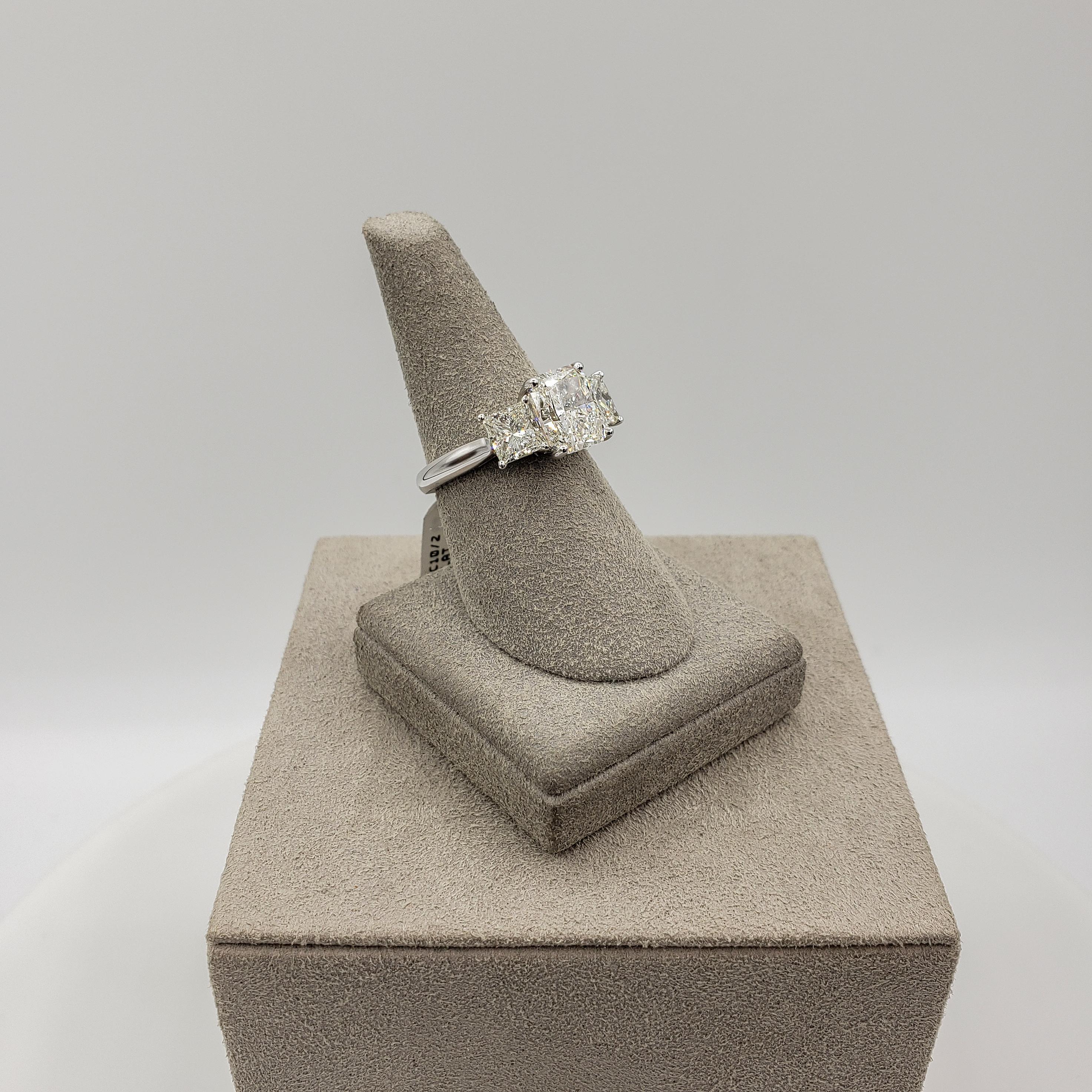 GIA-zertifizierter dreisteiniger Verlobungsring mit 3.03 Karat Diamant im Strahlenschliff Damen im Angebot