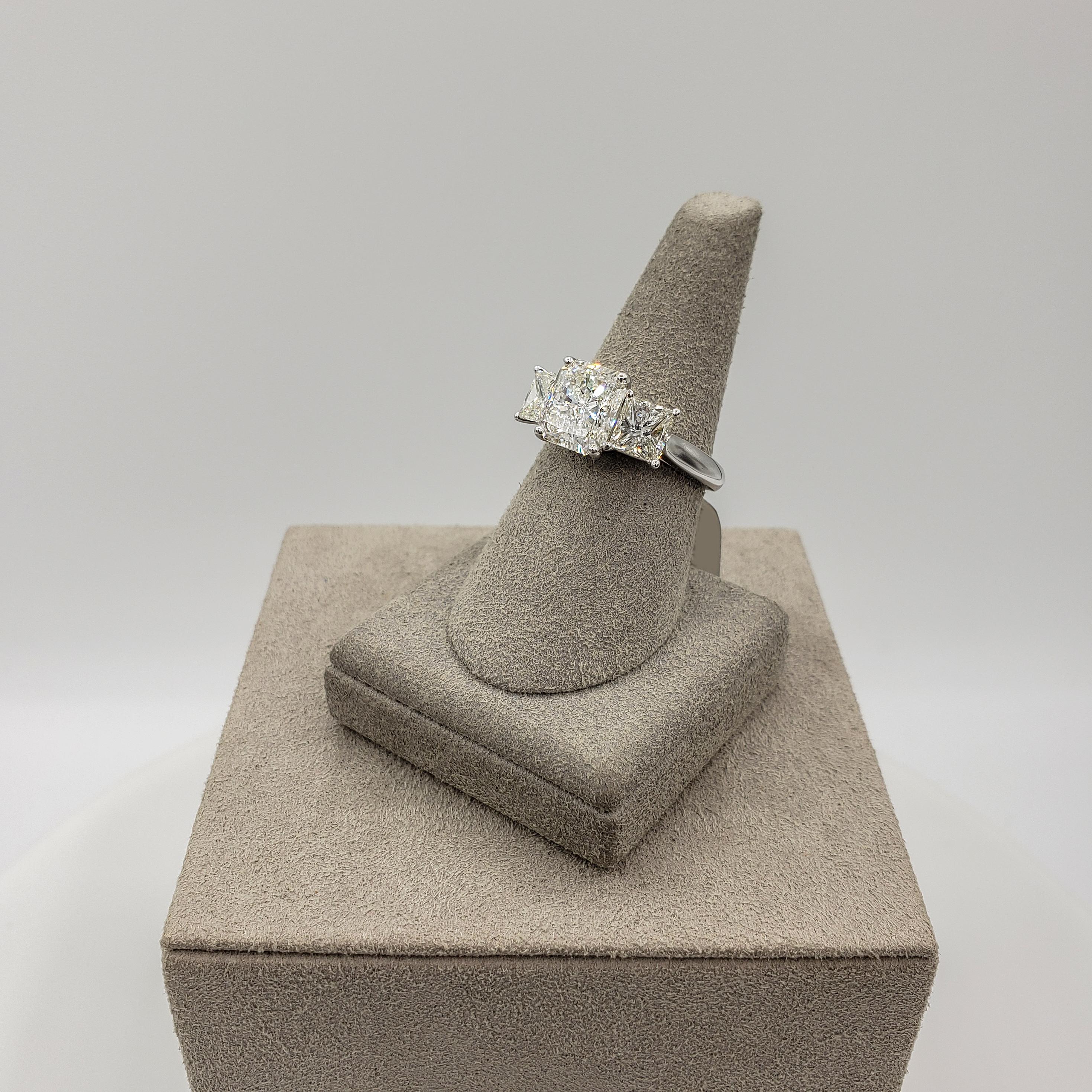 GIA-zertifizierter dreisteiniger Verlobungsring mit 3.03 Karat Diamant im Strahlenschliff im Angebot 1