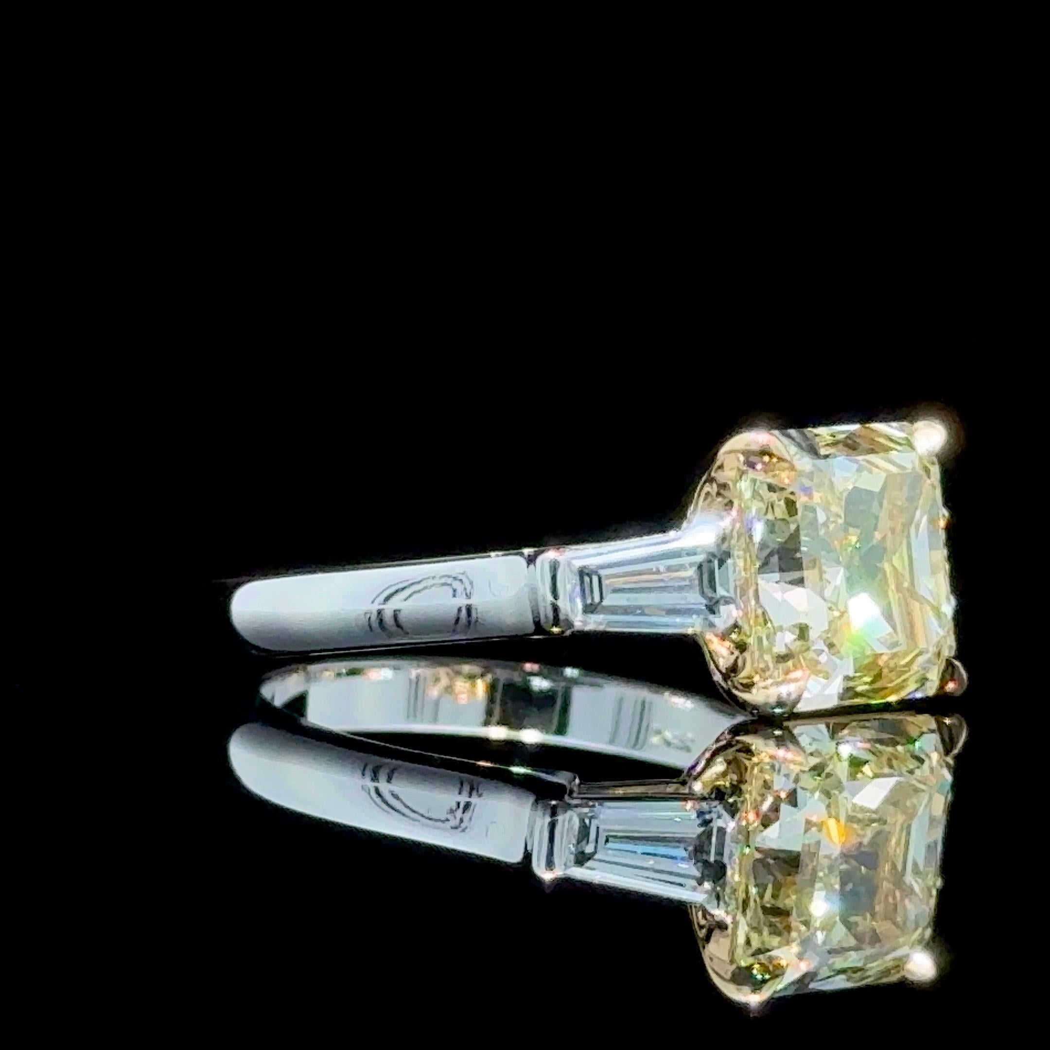 Ein schlichter und eleganter 3-Stein-Ring mit natürlichem GIA-zertifiziertem 3,03 Karat gelben Diamanten im Strahlenschliff
Der Mittelstein wird vom GIA als: 3,03 Karat Fancy Hellgelb VVS1. Keine Fluoreszenz.
Flankiert von 0,52 Karat natürlichen,