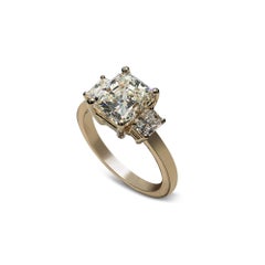 Bague de fiançailles à trois pierres avec un diamant naturel taille radiant de 3,03 carats certifié par le GIA