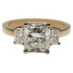 Bague de fiançailles à trois pierres avec un diamant naturel taille radiant de 3,03 carats certifié par le GIA