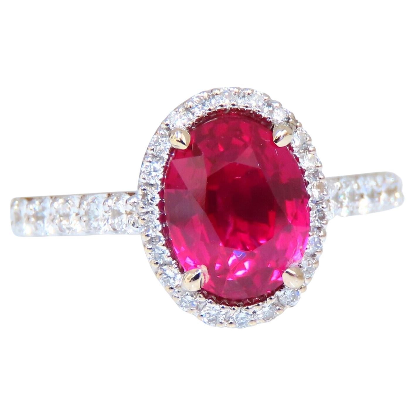 Bague halo classique en diamants 18 carats et rubis naturel non chauffé de 3,03 carats certifié GIA