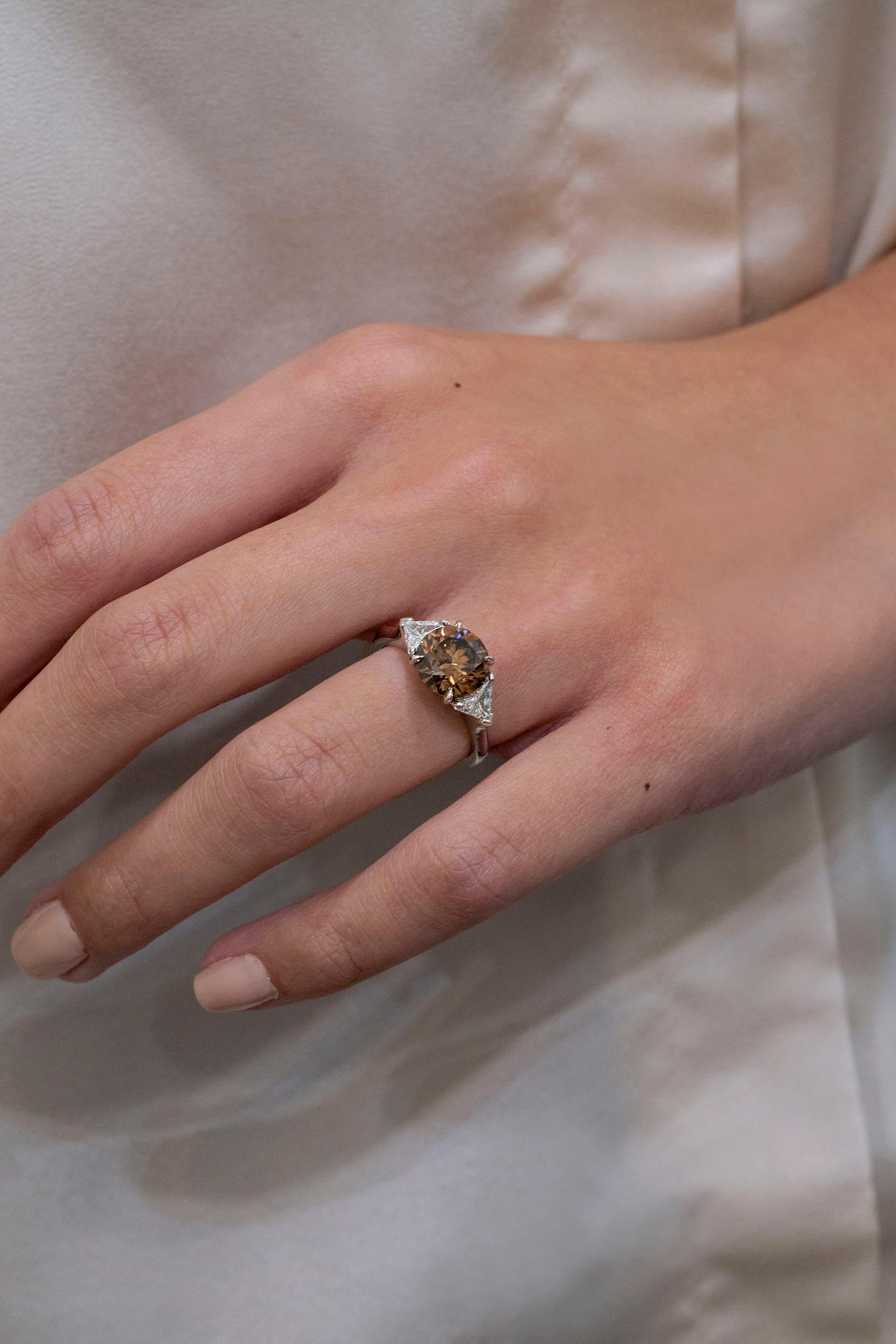 Verlobungsring mit drei Steinen, GIA-zertifizierter 3,04 Karat brauner Diamant im Zustand „Neu“ im Angebot in New York, NY