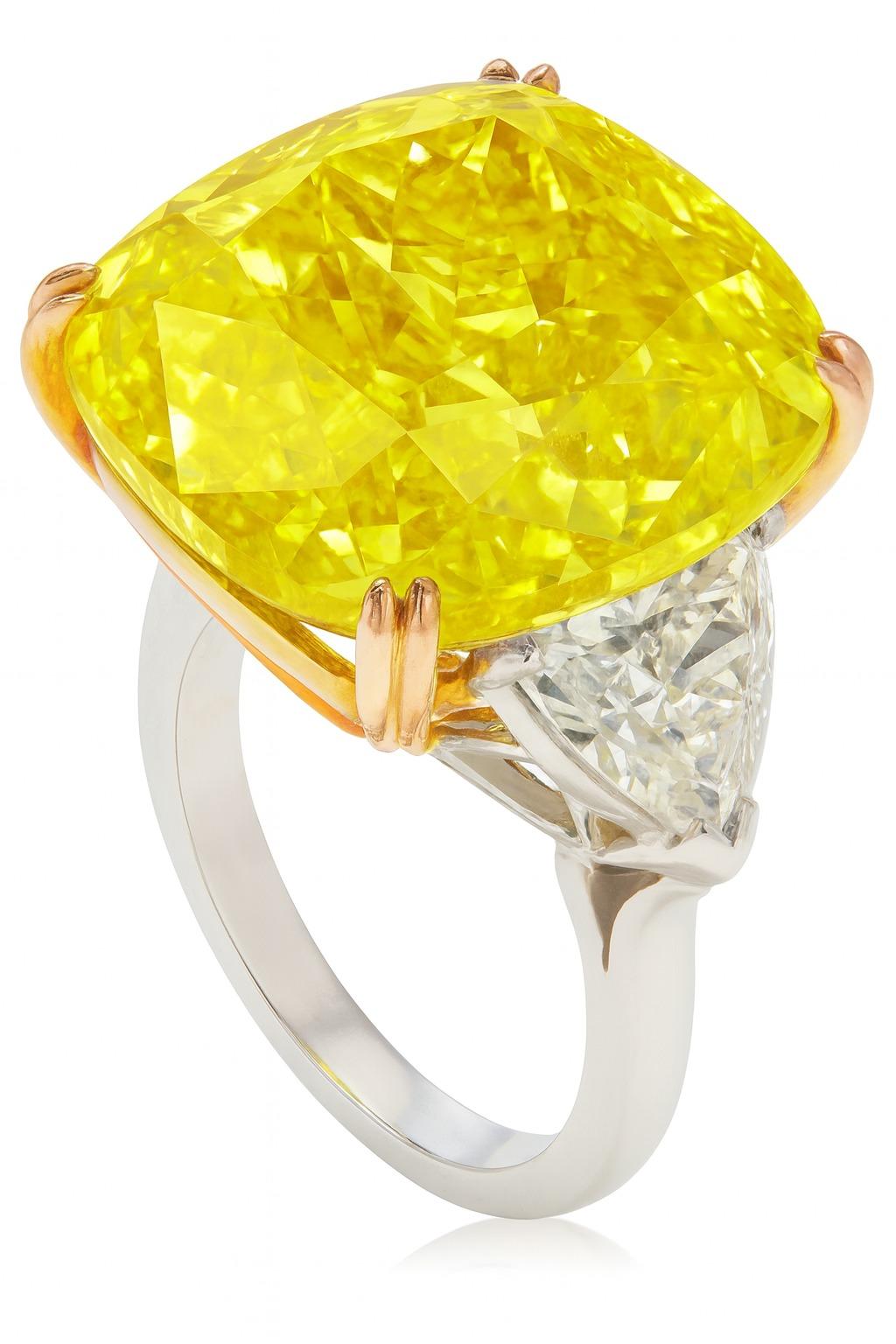 Contemporaneo Anello con diamante a cuscino giallo fantasia Vivid Diamonds certificato GIA da 3,04 carati in 18 carati in vendita