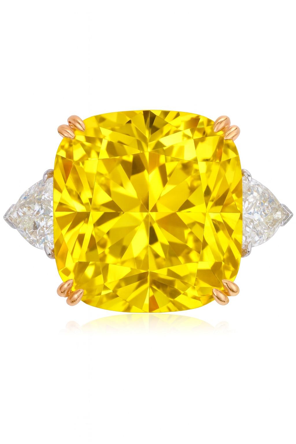 Taglio cuscino Anello con diamante a cuscino giallo fantasia Vivid Diamonds certificato GIA da 3,04 carati in 18 carati in vendita