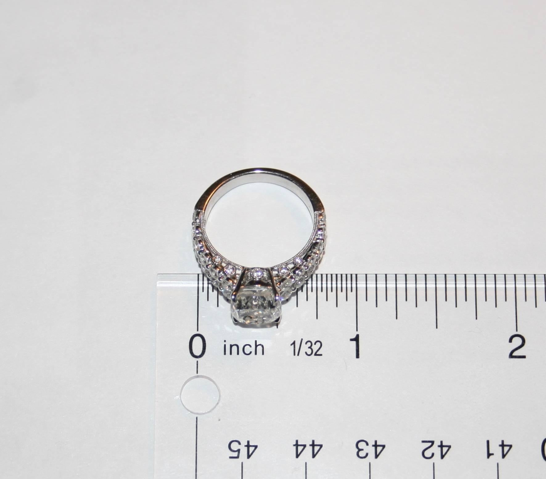 Verlobungsring, GIA-zertifizierter 3,04 Karat G VVS2 Diamant im Kissenschliff im Zustand „Neu“ im Angebot in New York, NY