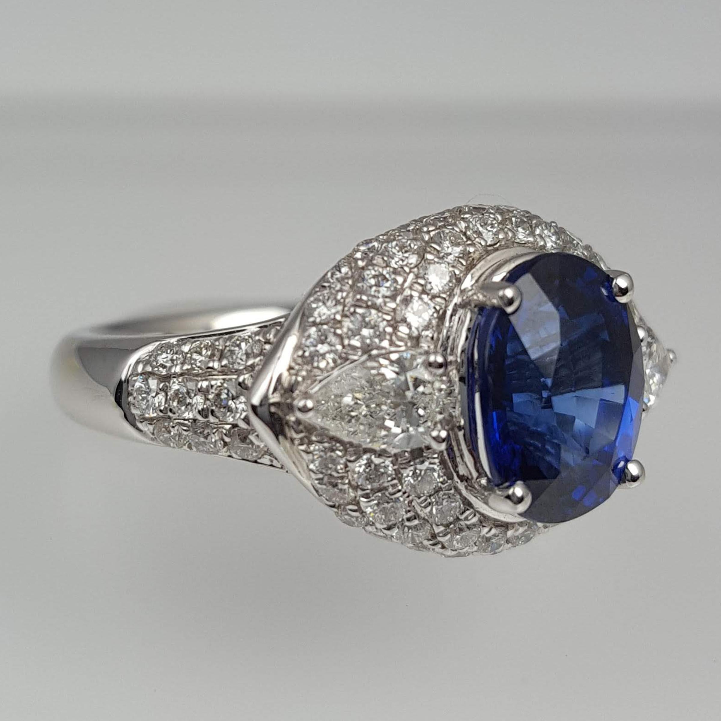 GIA Certified 3.04 Carat Oval Ceylon Sapphire and Natural Diamond Ring ref780 In New Condition For Sale In New York, NY