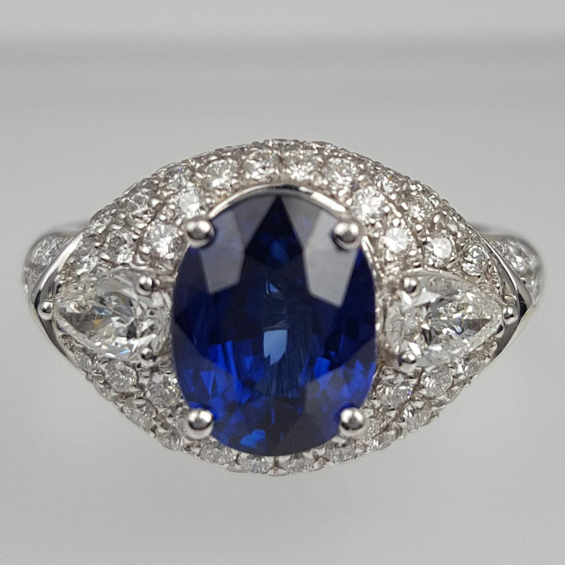 Women's GIA Certified 3.04 Carat Oval Ceylon Sapphire and Natural Diamond Ring ref780 For Sale
