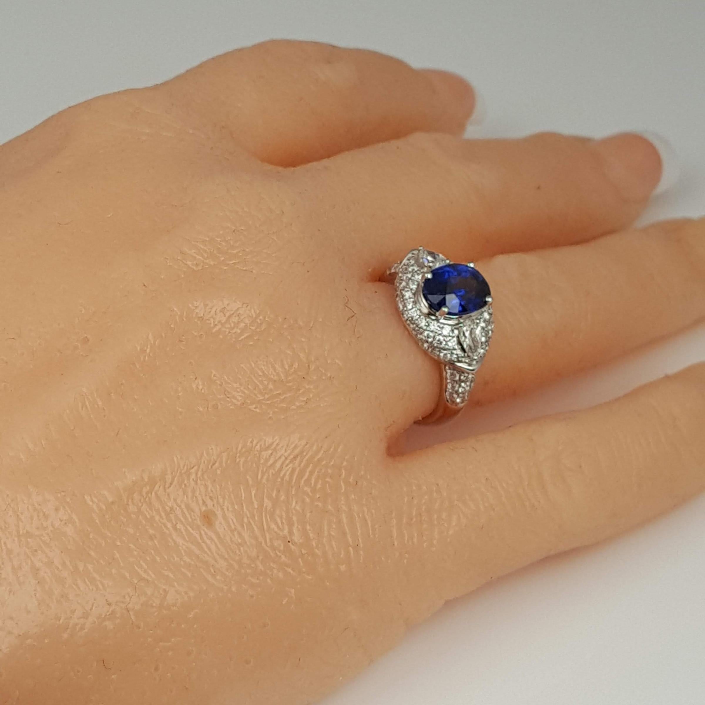 GIA Certified 3.04 Carat Oval Ceylon Sapphire and Natural Diamond Ring ref780 For Sale 1