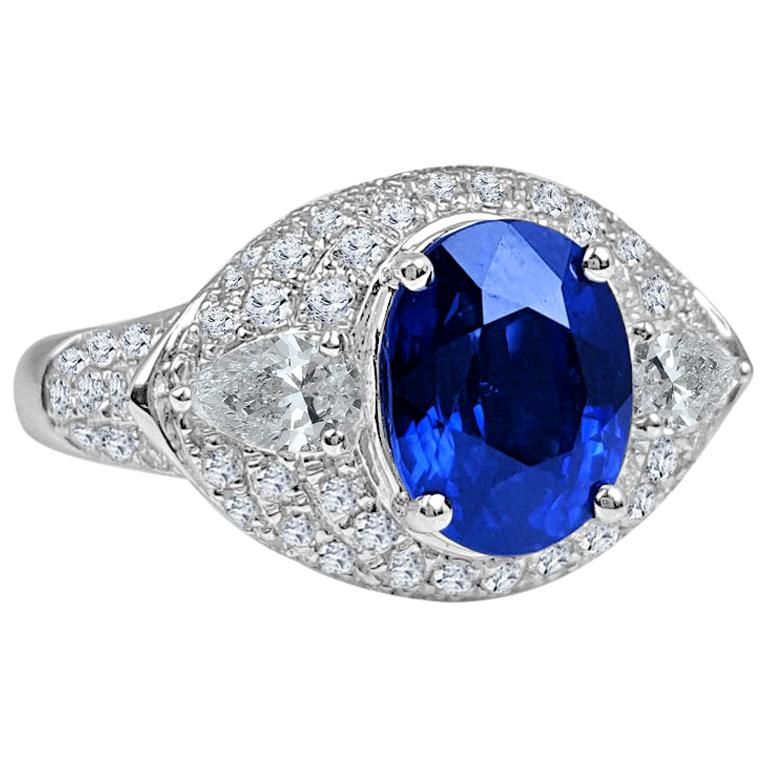 GIA Certified 3.04 Carat Oval Ceylon Sapphire and Natural Diamond Ring ref780 For Sale