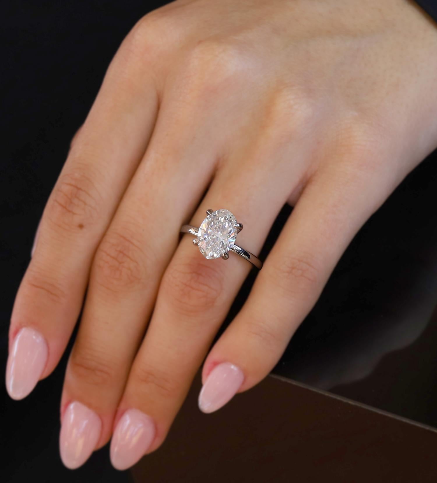 Ein schillernder und dynamischer Solitär-Verlobungsring mit einem ovalen Diamanten von 3,04 Karat. Zusammen mit dem Stammbaum eines GIA-Naturdiamantenberichts, der den Farbgrad Brillant H, den sehr guten Schliff und die Symmetrie bestätigt. Die