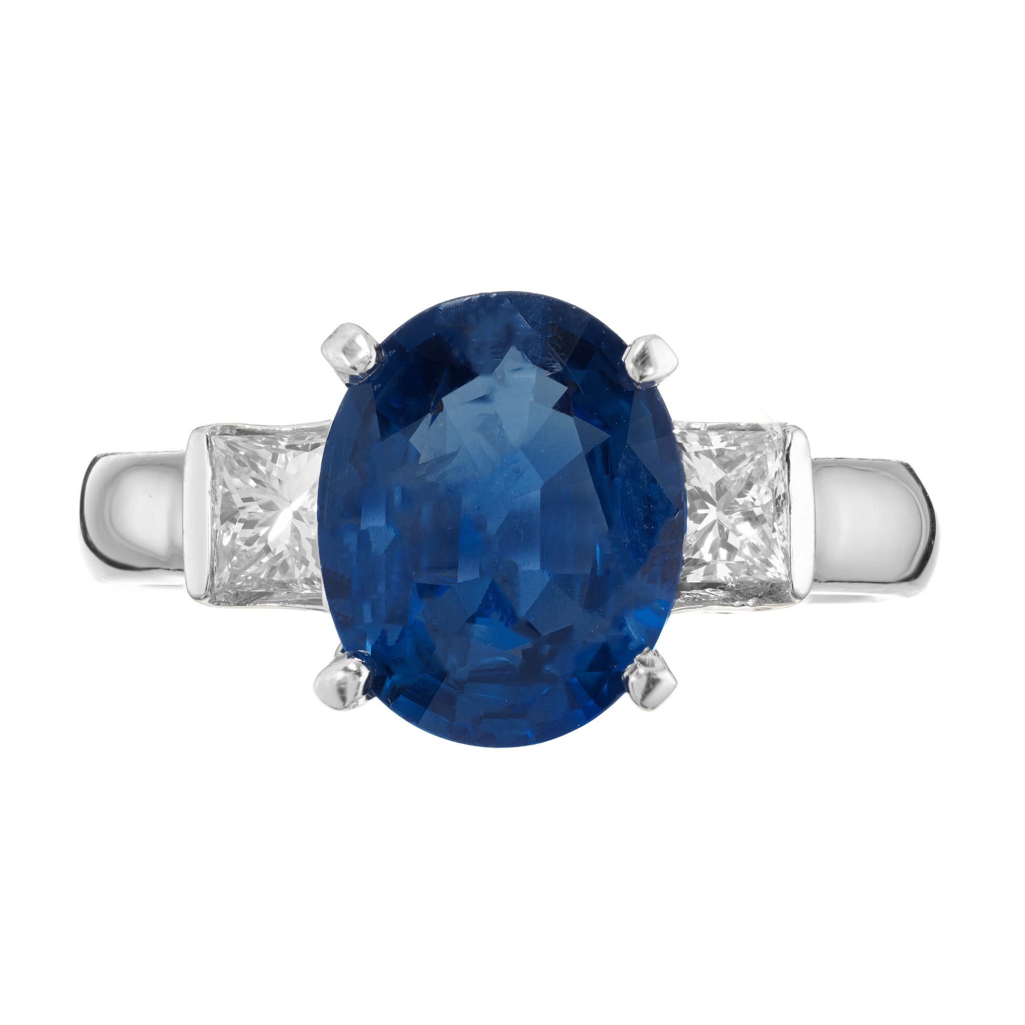 Anello di fidanzamento con zaffiro e diamante. Questo splendido anello presenta un'affascinante pietra centrale di zaffiro ovale da 3,04 carati, montata in una montatura in oro bianco 14 carati e affiancata da due splendidi diamanti taglio