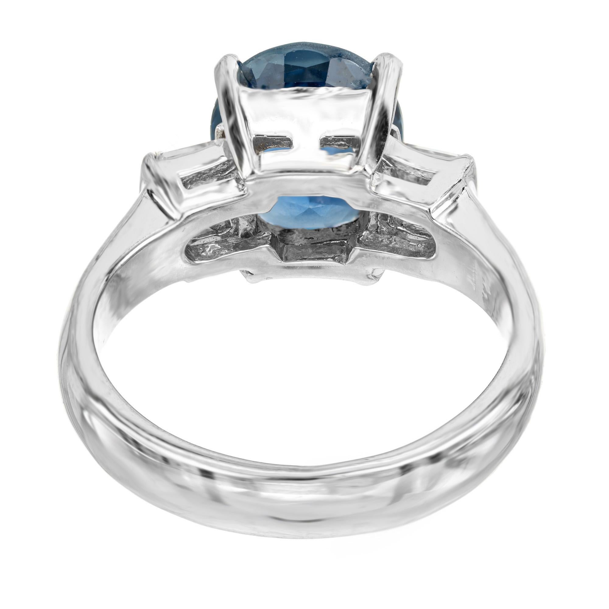 Anello di fidanzamento in oro a tre pietre con zaffiro ovale da 3,04 carati certificato GIA in vendita 1