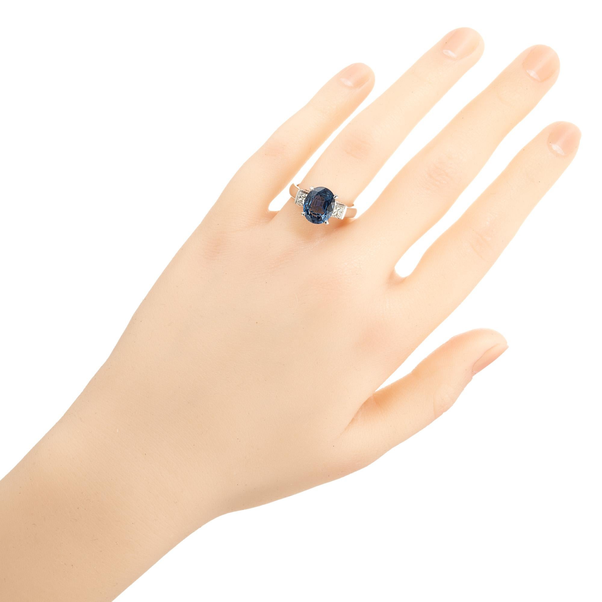 Anello di fidanzamento in oro a tre pietre con zaffiro ovale da 3,04 carati certificato GIA in vendita 3