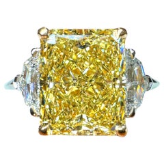 Anillo de tres piedras con diamante amarillo fantasía de corte radiante de 3,04 quilates certificado por GIA