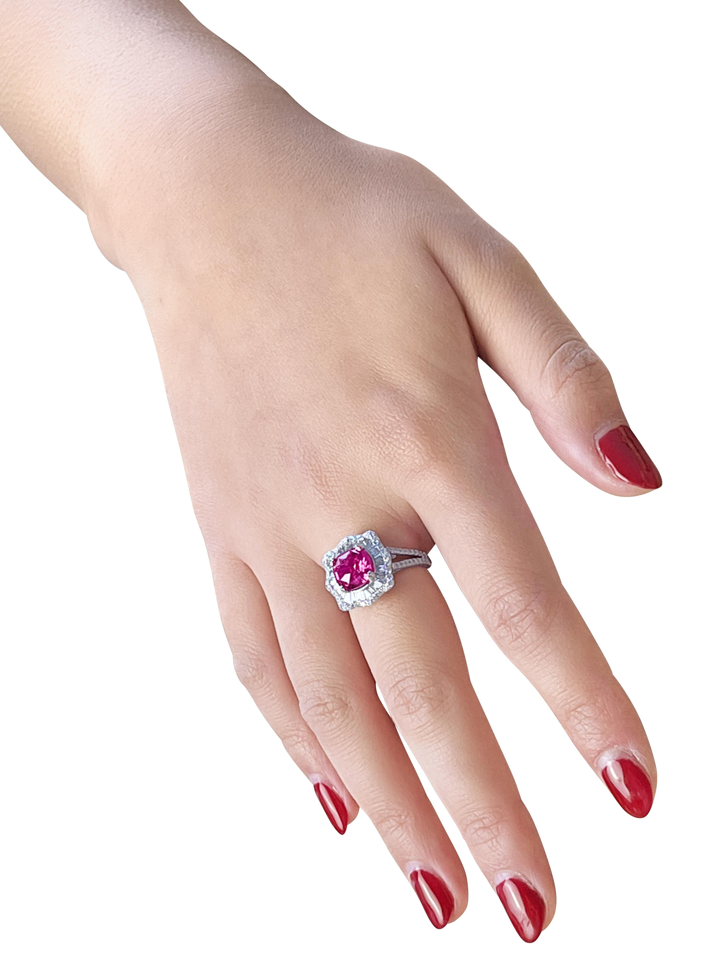 Taille brillant Bague en or 18 carats avec diamants et saphir rose naturel non traité de 3,04 carats, certifié GIA en vente