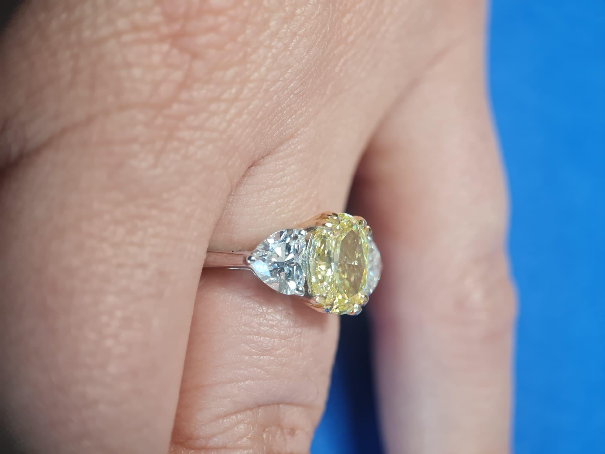 Modern GIA Certified 2.5 Carat Fancy Yellow Oval Diamond 18k Gold Ring For Sale