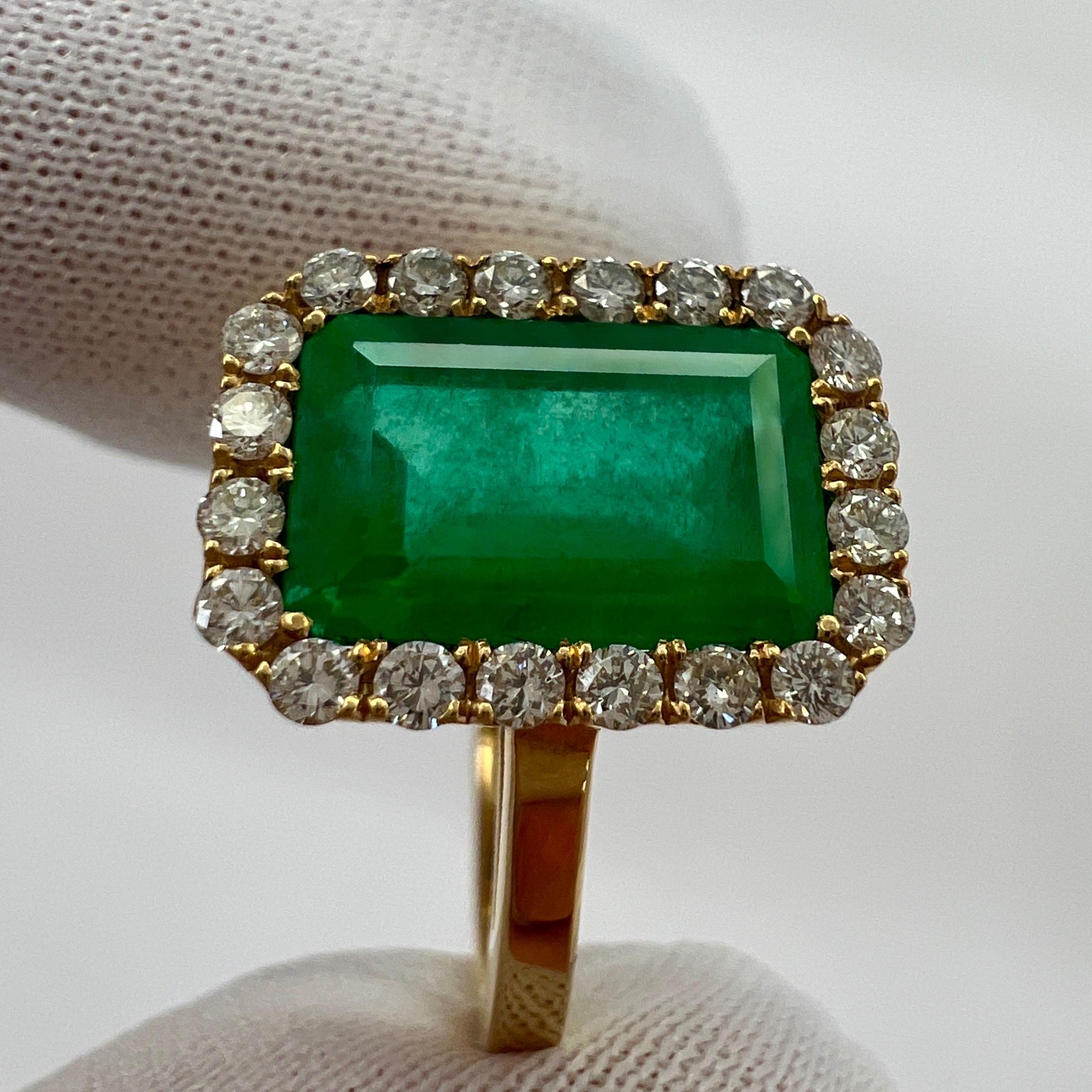 Gia Certified 3.06 Carat Colombian Emerald & Diamond 18k Yellow Gold Halo Ring For Sale 3