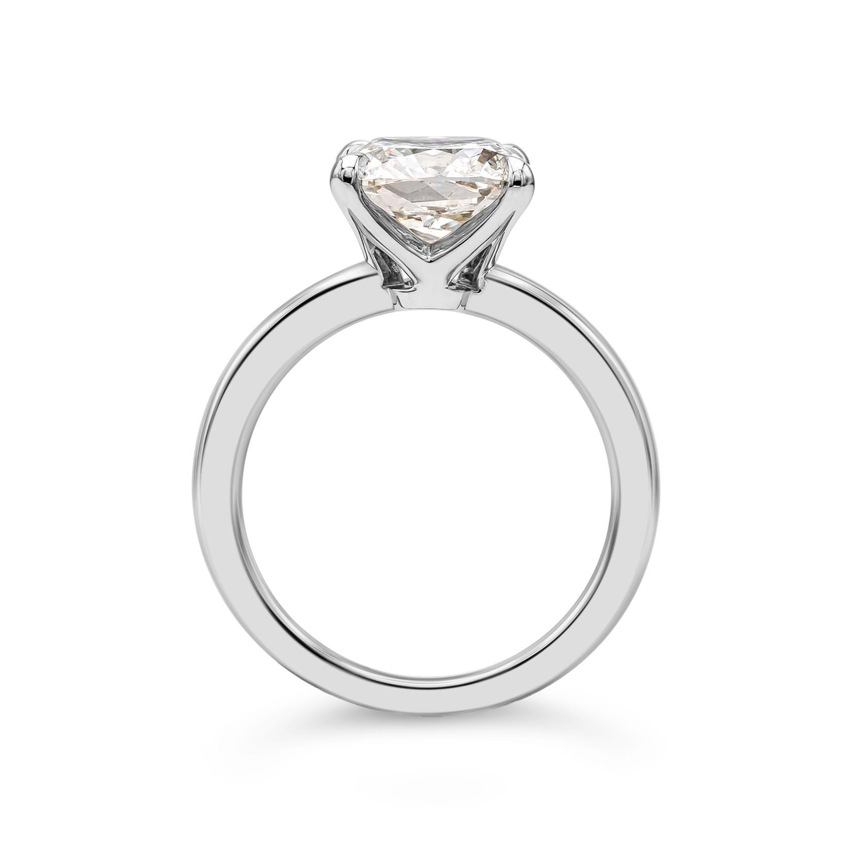 Cette bague de fiançailles solitaire intemporelle met en valeur un diamant taille coussin de 3,06 carats certifié par la GIA de couleur K et de pureté SI1, serti dans une monture classique à quatre griffes. Fabriqué avec précision en platine poli.