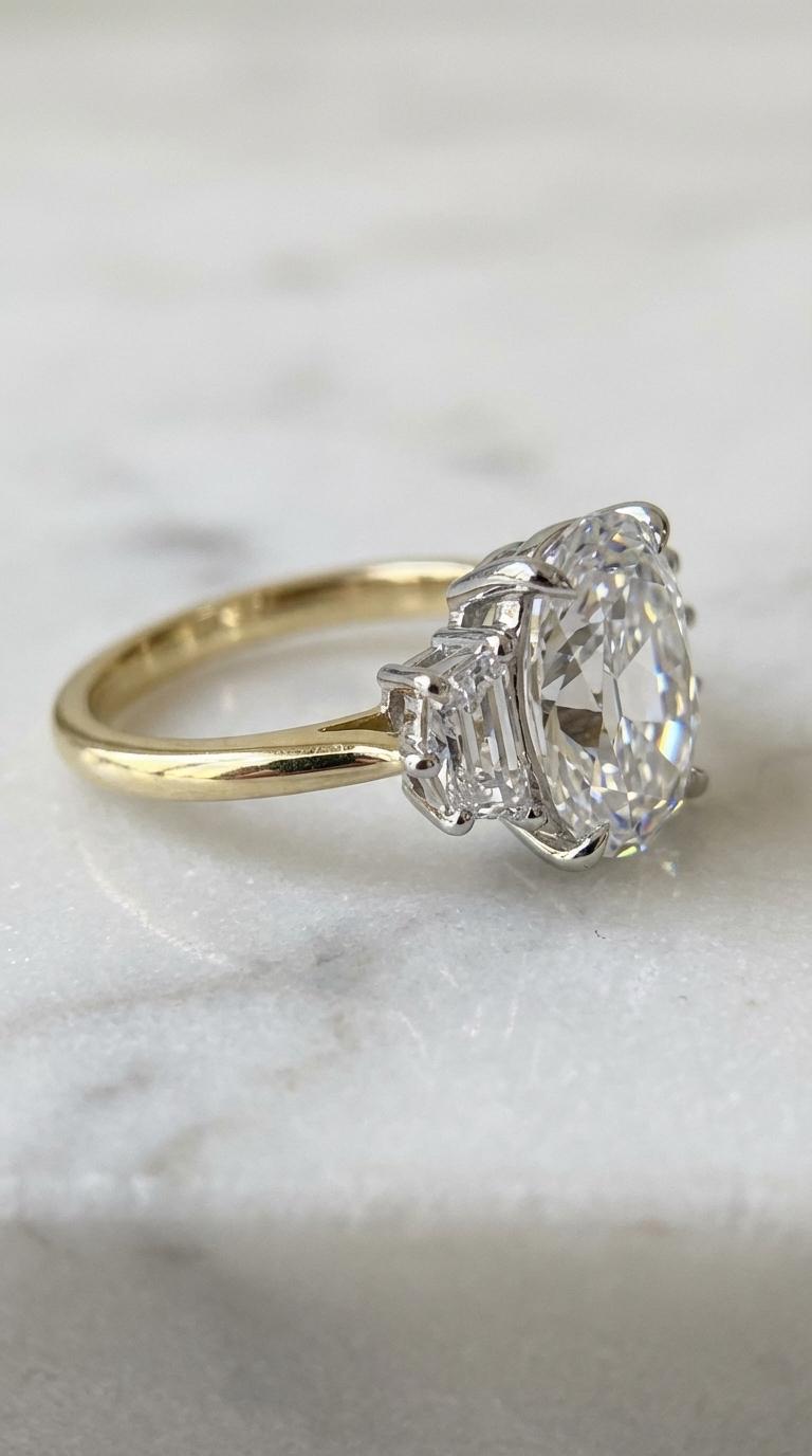 Mit einem spektakulären GIA-zertifizierten Brillanten von 3,06 Karat aus einer alten Mine verbindet dieser Dreisteinring antiken Charakter mit moderner Präzision. Der Diamant in der Mitte ist dank seiner seltenen D-Farbe, seiner hervorragenden