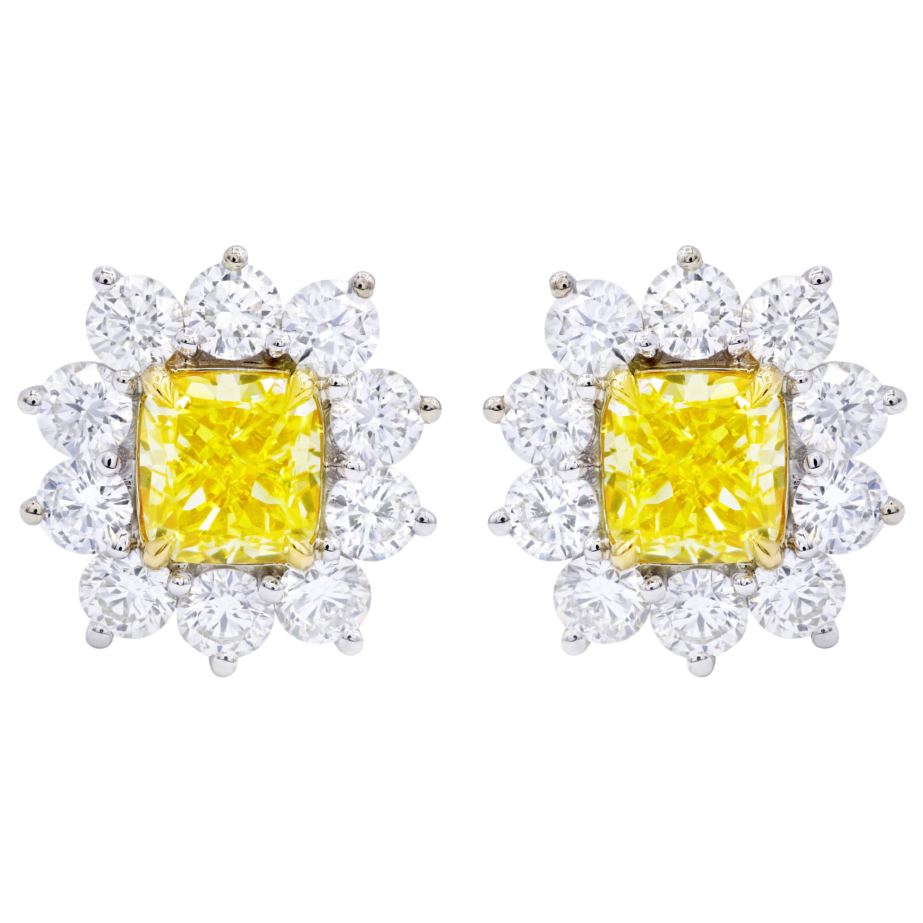 Orecchini con diamanti gialli fantasia certificati GIA da 3,06 carati
