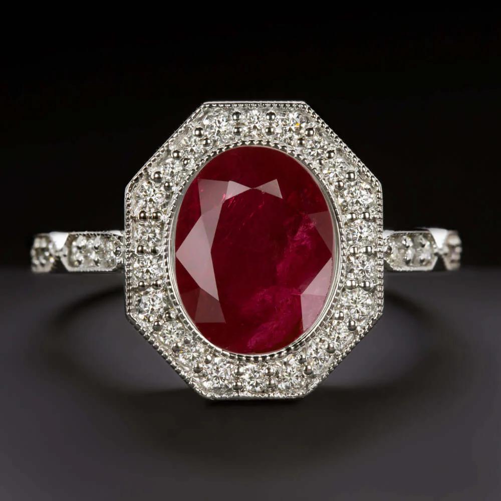 Este cautivador anillo de cóctel combina la elegancia vintage con un atrevido toque Art Déco. En su centro brilla un vívido rubí natural de 2,66 quilates, certificado por el GIA y ricamente saturado de un rojo profundo y seductor. El rubí está