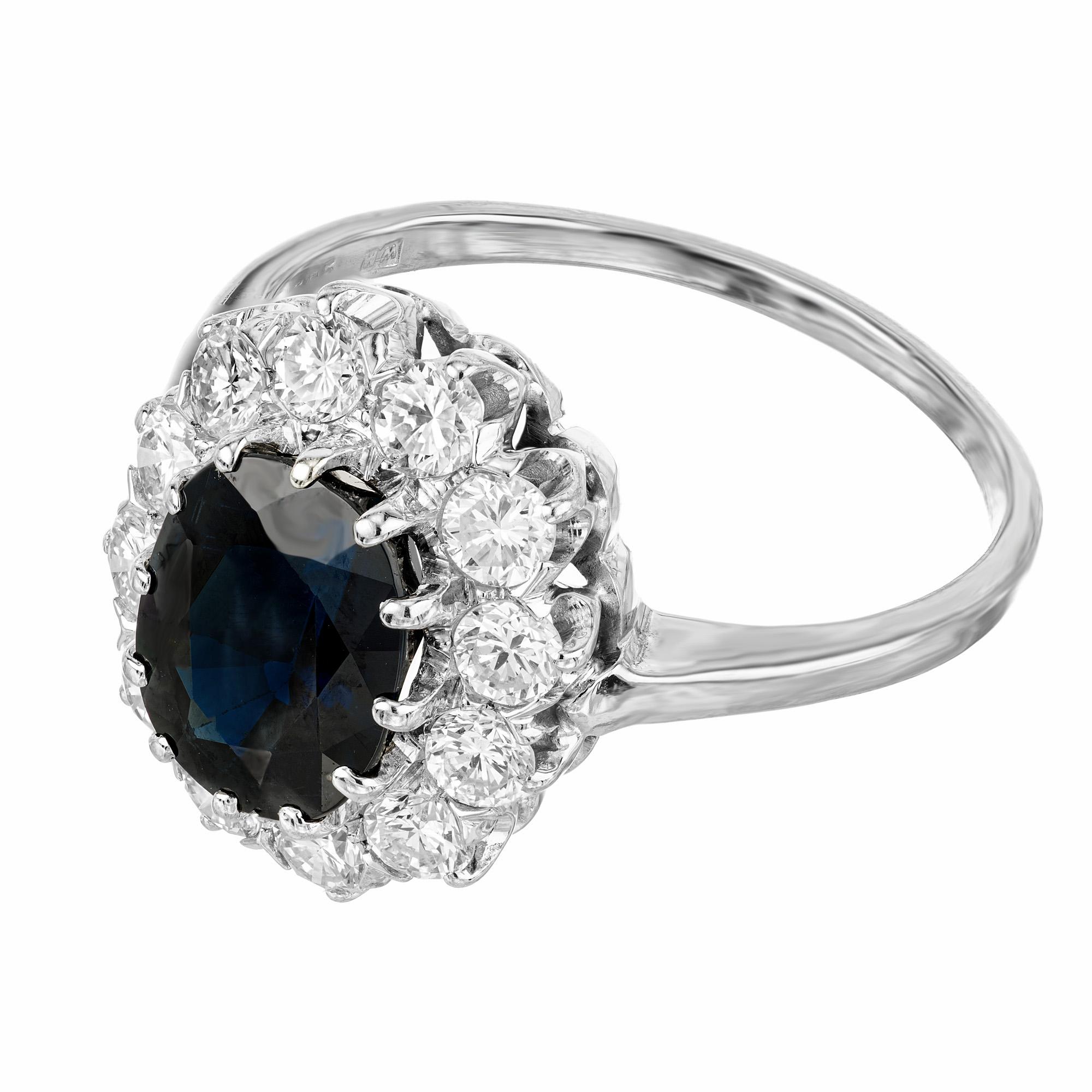 Taglio ovale Anello di fidanzamento in oro con diamante aureolato con zaffiro blu certificato GIA da 3,07 carati in vendita