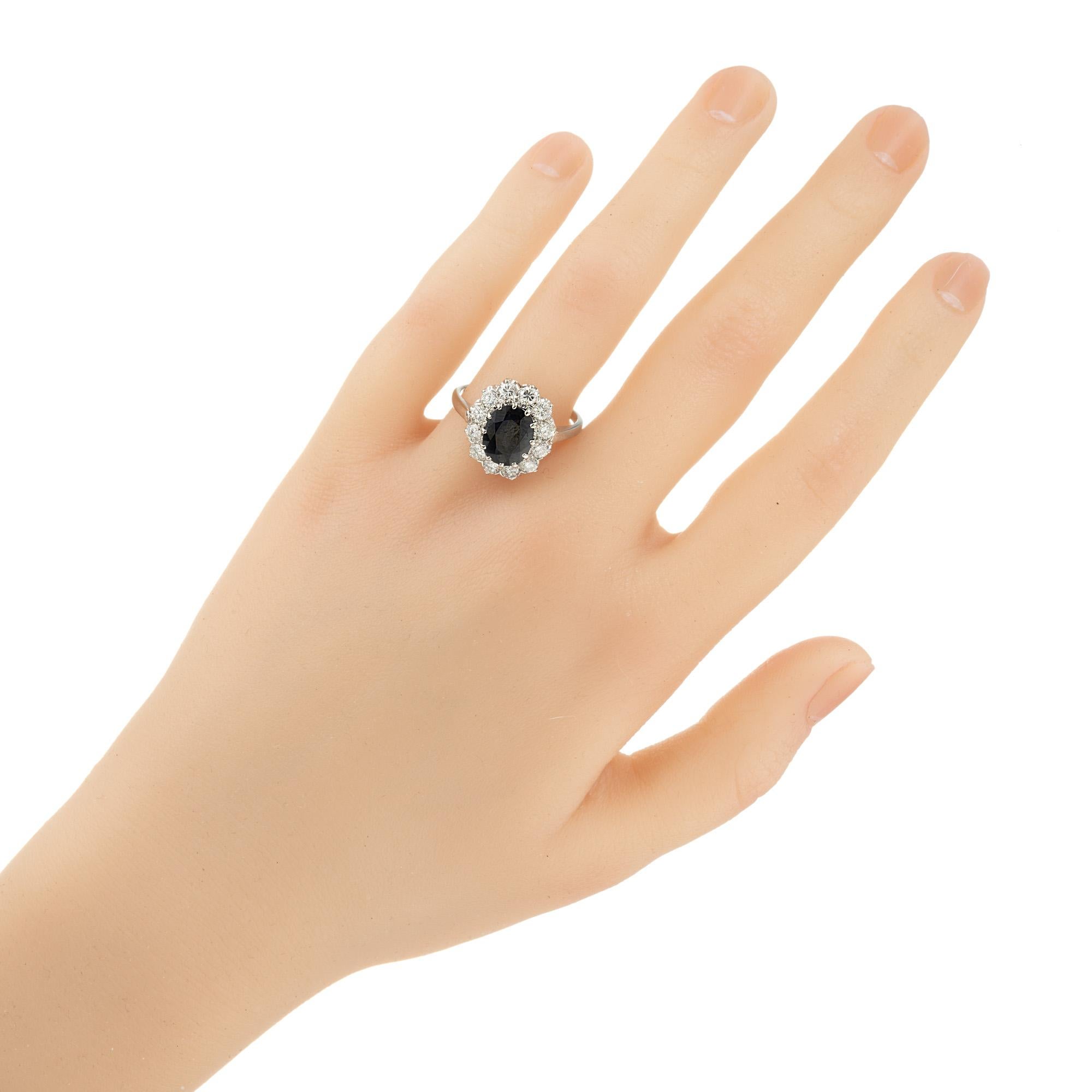 Anello di fidanzamento in oro con diamante aureolato con zaffiro blu certificato GIA da 3,07 carati in vendita 4