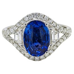 Bague en or blanc sertie d'un saphir de 3.07 carats certifié par le GIA et d'un diamant « Fancy »