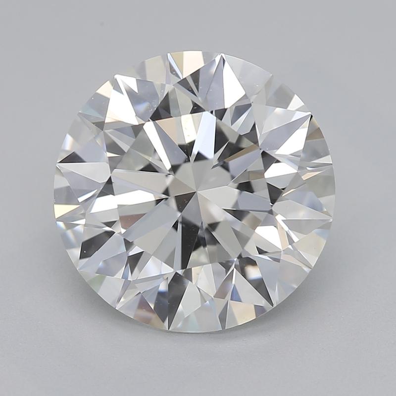 Realizzato a mano a New York, questo anello con diamante brillante irradia raffinatezza e fascino, con una splendida pietra centrale rotonda G SI1 3,08. Il design è impreziosito da una brillante aureola a cuscino quadrato ornata da diamanti rotondi