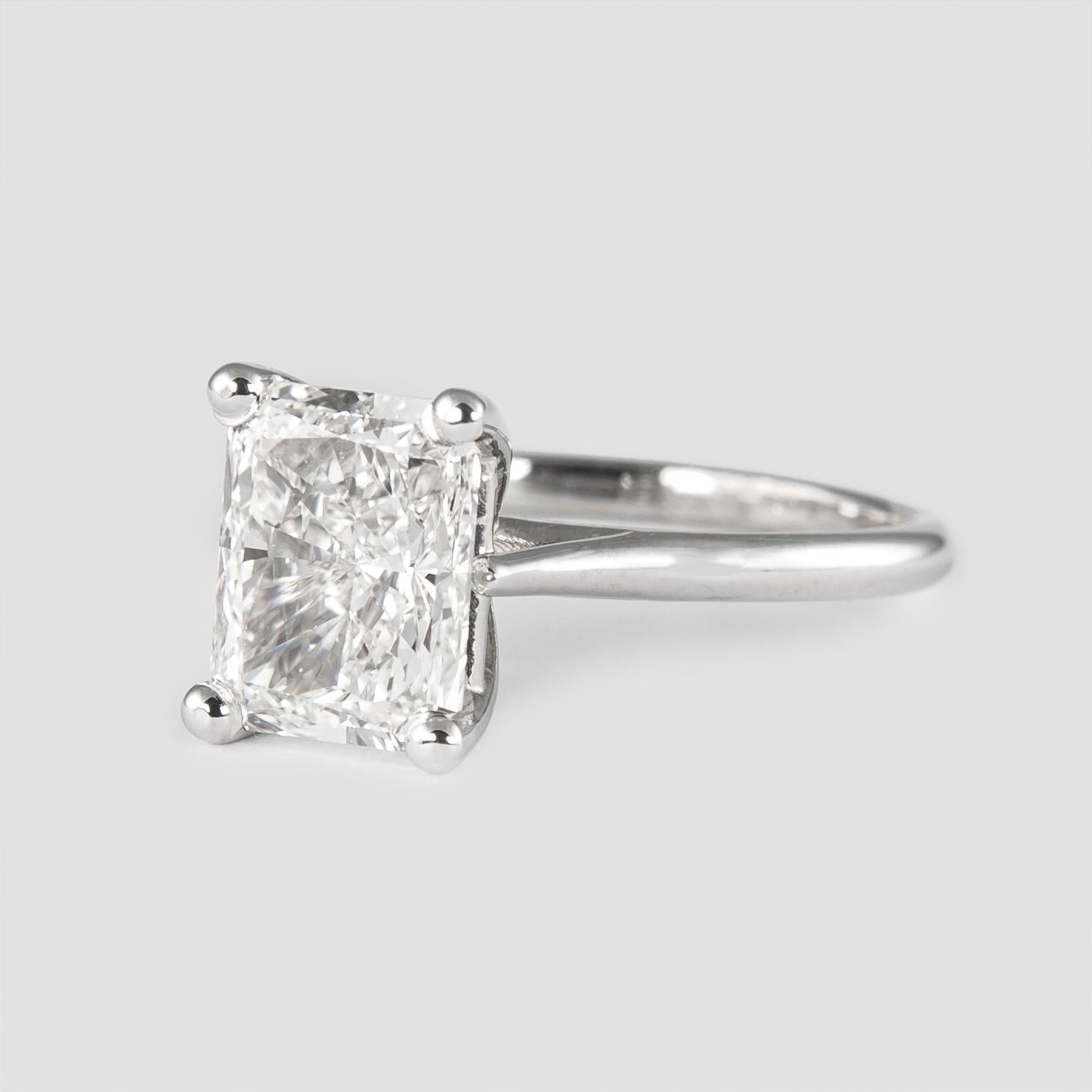 Stunning and classic solitaire diamond engagement ring, GIA certified.
3.08ct radiant cut diamond. I color grade, VS2 clarity grade, GIA certified. Four prong set, 18k white gold. 
Accommodated with an up to date appraisal by a GIA G.G., please