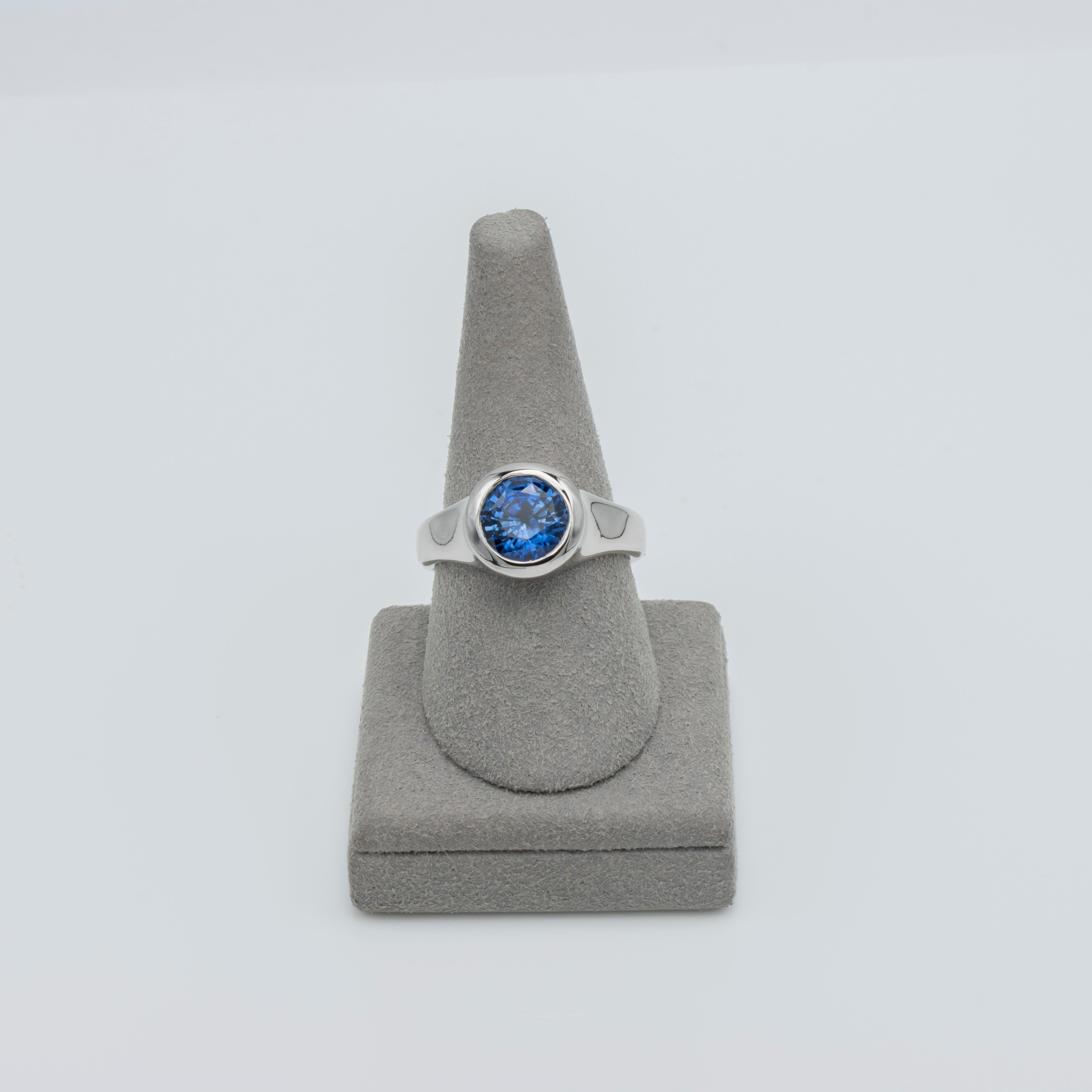 GIA Certified 3.08 Carat Round Blue Sapphire Bezel Set Solitaire Men's Ring In New Condition In New York, NY