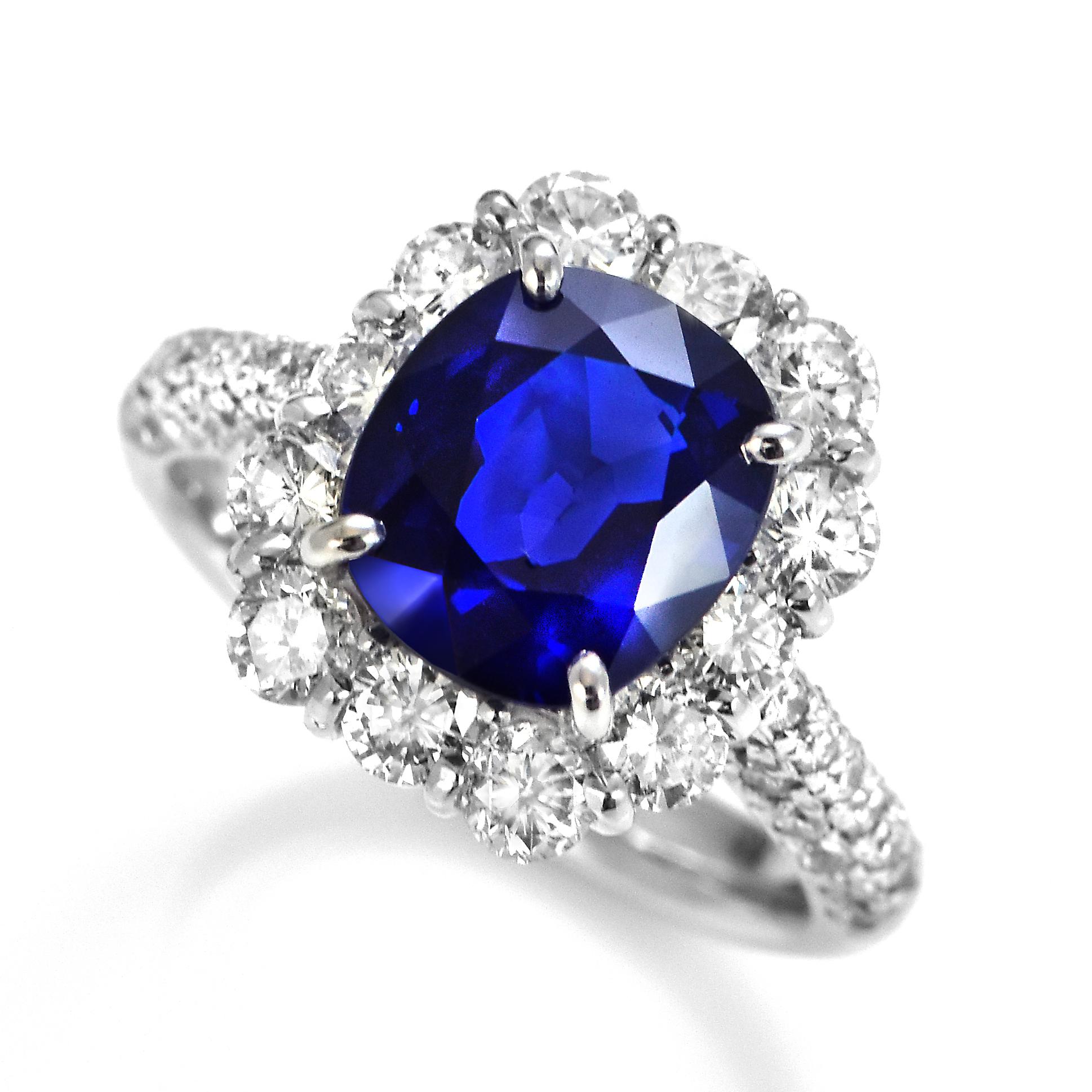 Cette magnifique bague est ornée d'un saphir naturel non chauffé de 3,08 carats certifié par le GIA et de diamants de 1,61 carats sertis dans du platine. Les saphirs ont une durabilité extraordinaire - ils excellent en termes de dureté ainsi que de