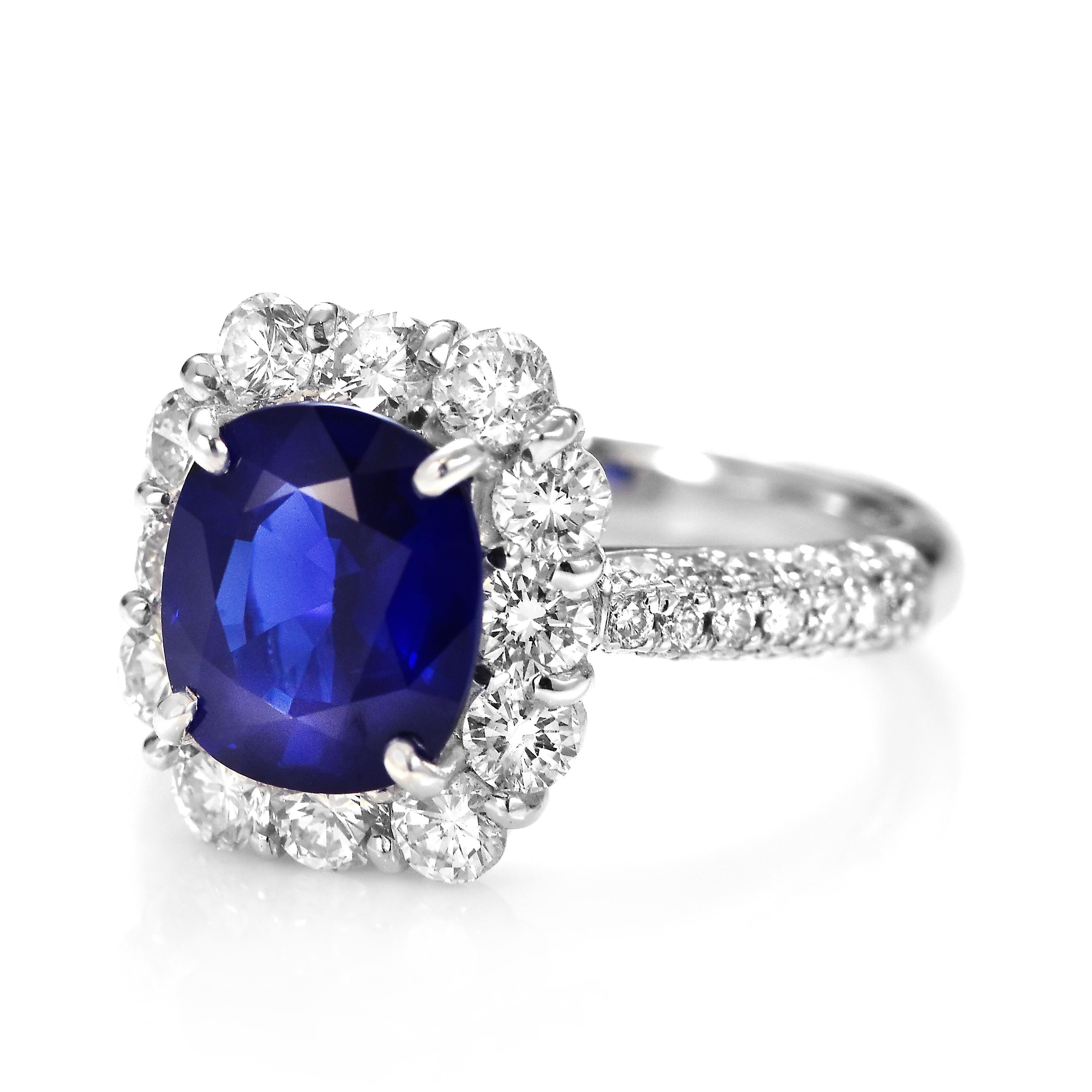 Moderne Bague en platine sertie d'un saphir de 3,08 carats et d'un halo de diamants certifié GIA en vente