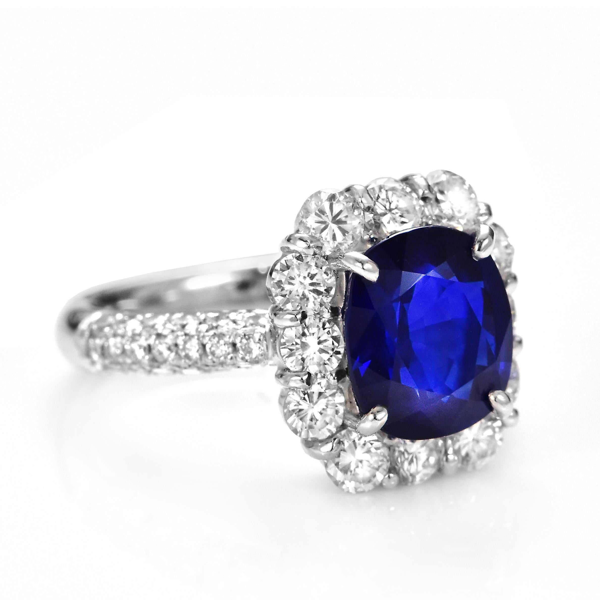 Taille ovale Bague en platine sertie d'un saphir de 3,08 carats et d'un halo de diamants certifié GIA en vente
