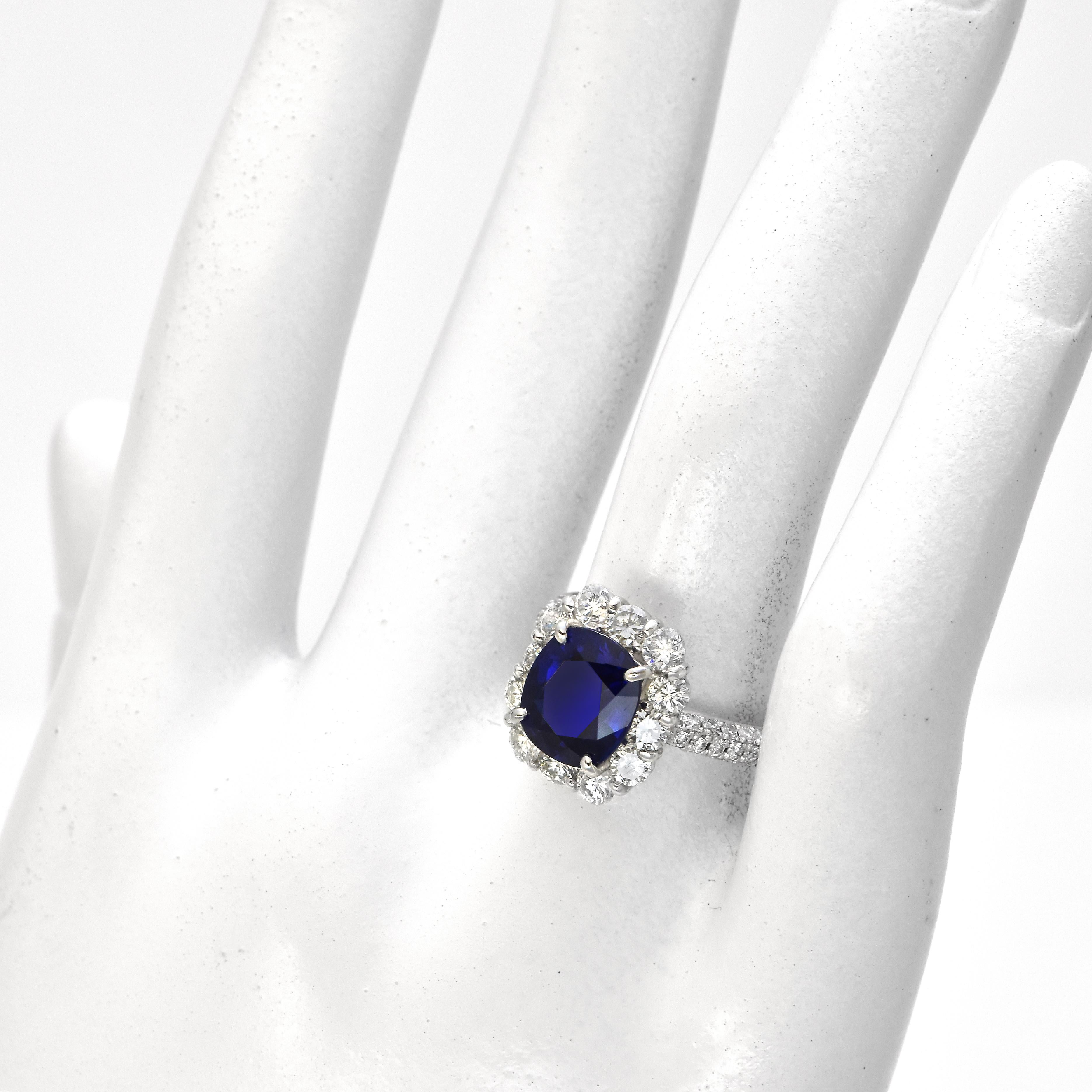 Bague en platine sertie d'un saphir de 3,08 carats et d'un halo de diamants certifié GIA Neuf - En vente à Tokyo, JP