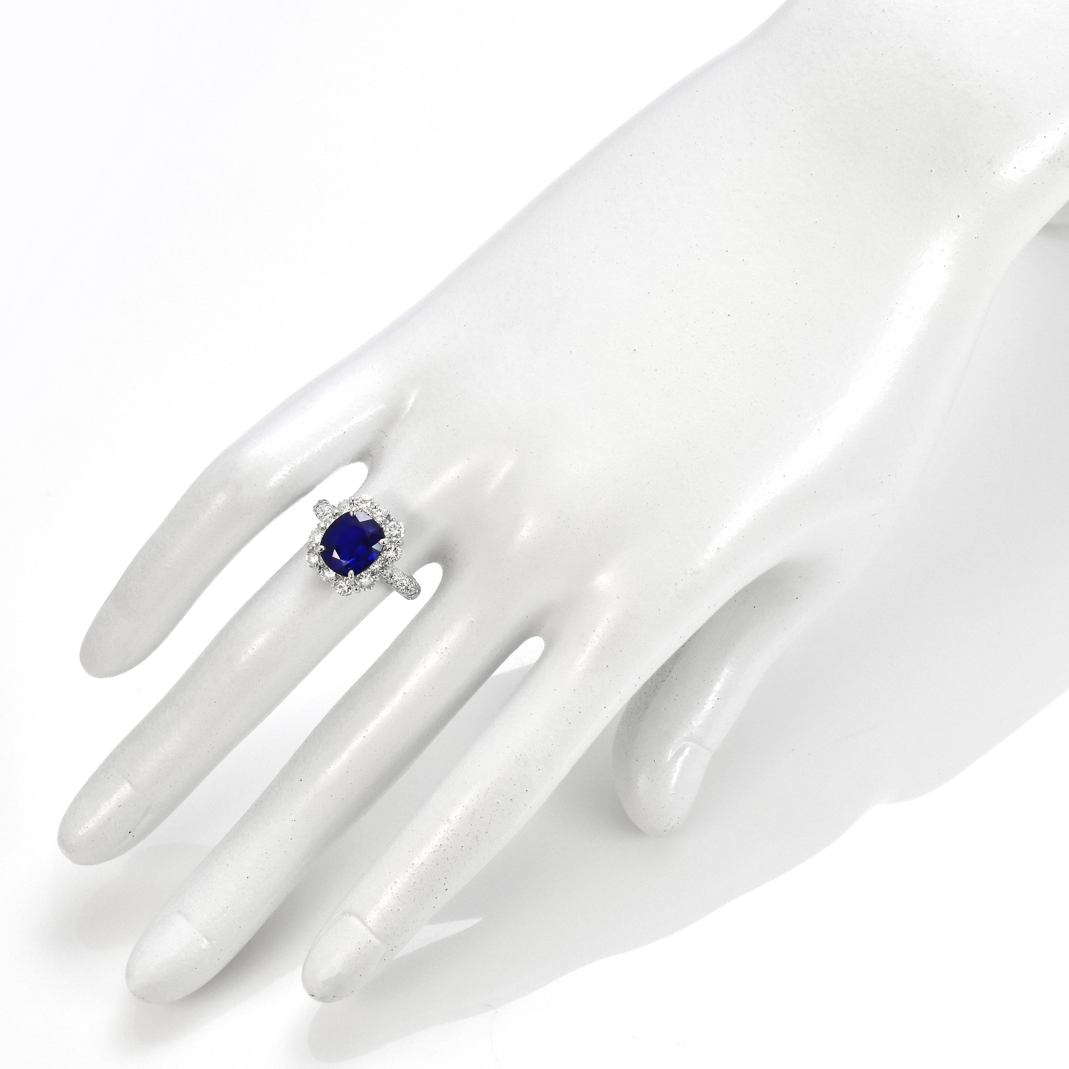 Bague en platine sertie d'un saphir de 3,08 carats et d'un halo de diamants certifié GIA Pour femmes en vente
