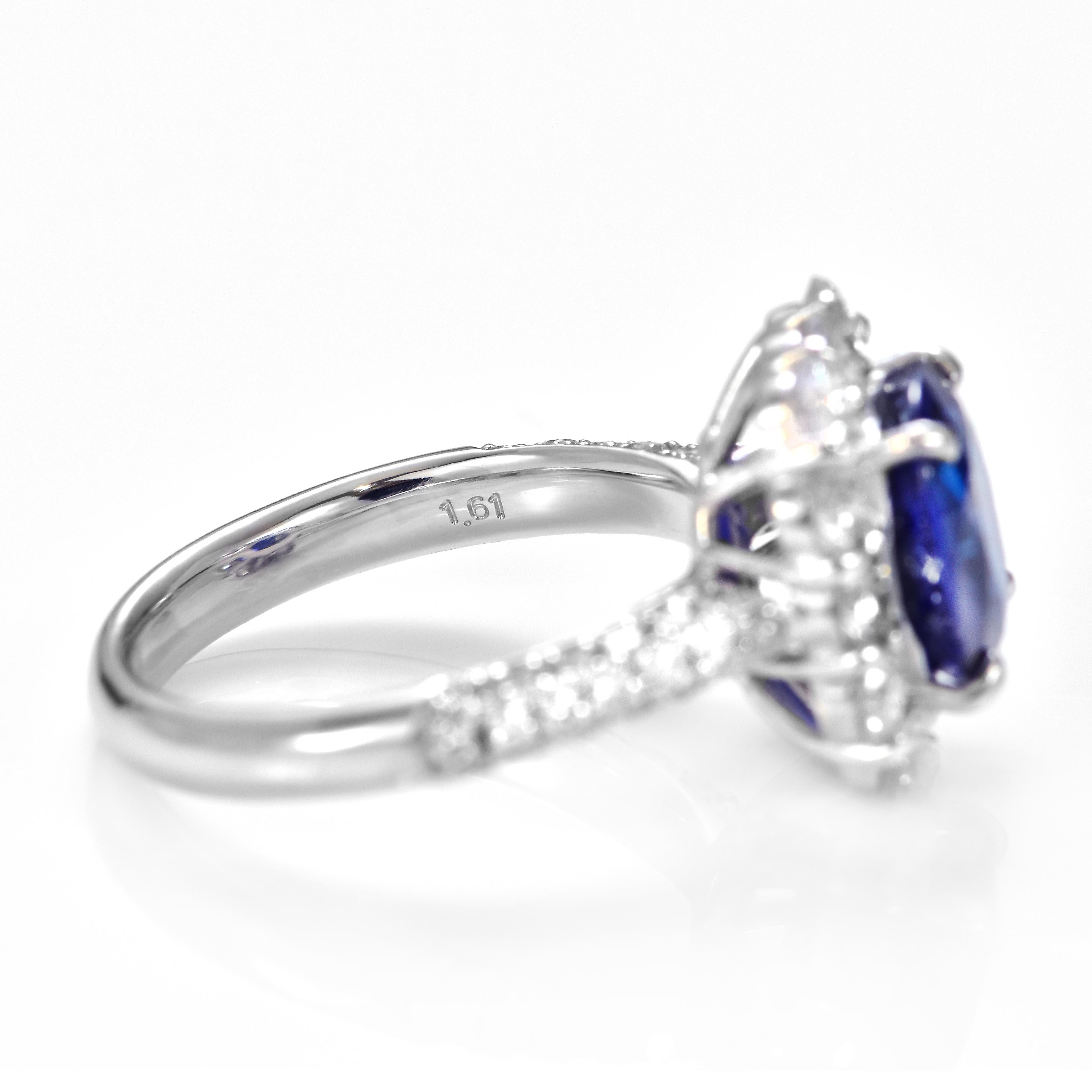 Bague en platine sertie d'un saphir de 3,08 carats et d'un halo de diamants certifié GIA en vente 1