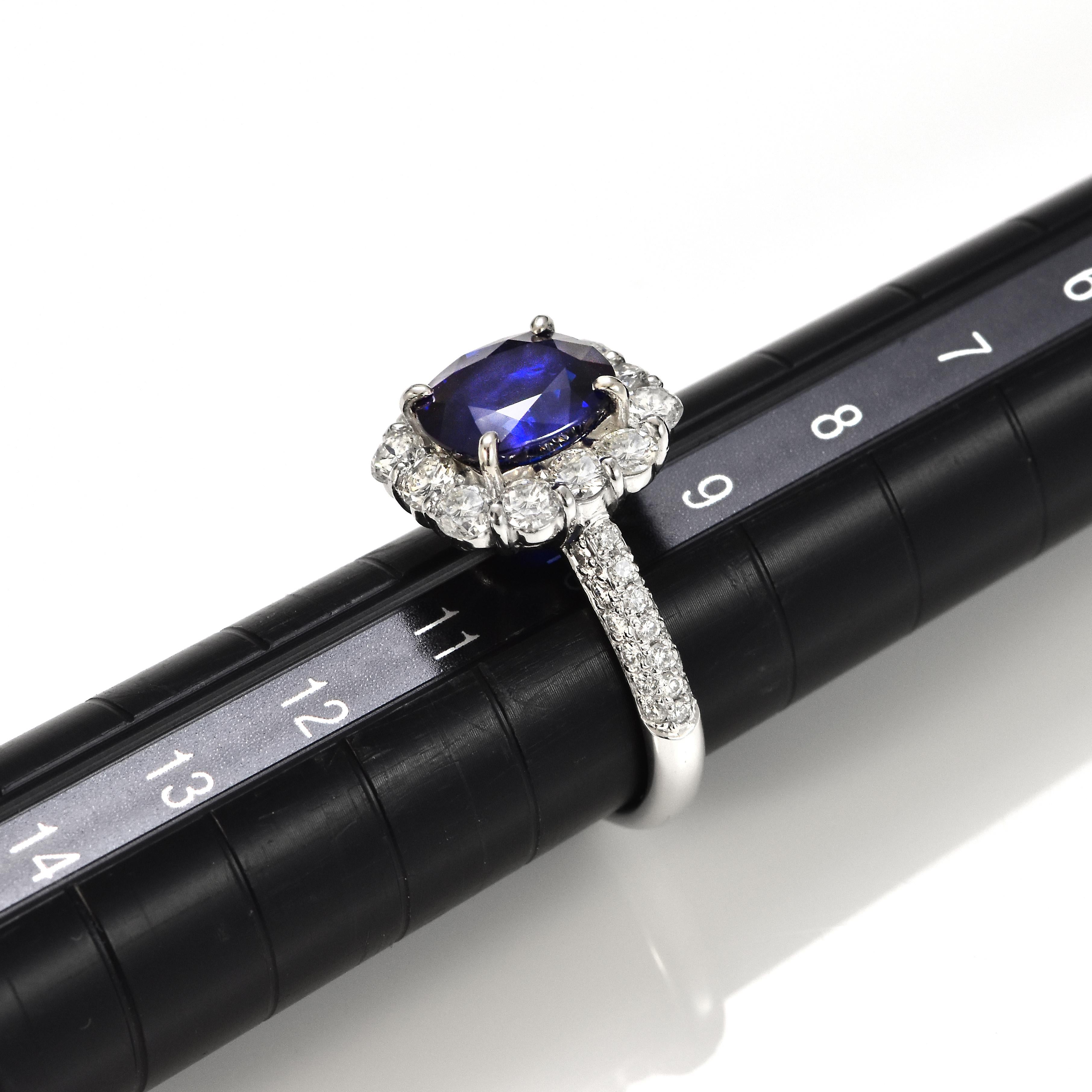 Bague en platine sertie d'un saphir de 3,08 carats et d'un halo de diamants certifié GIA en vente 3